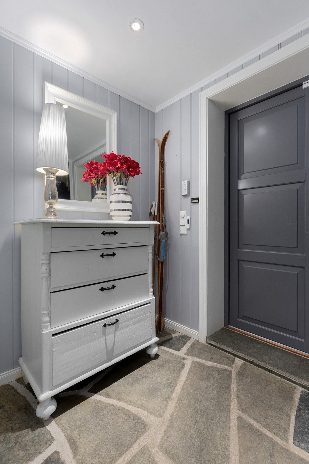 I vindfang er det montert downlights i tak Galleribilde