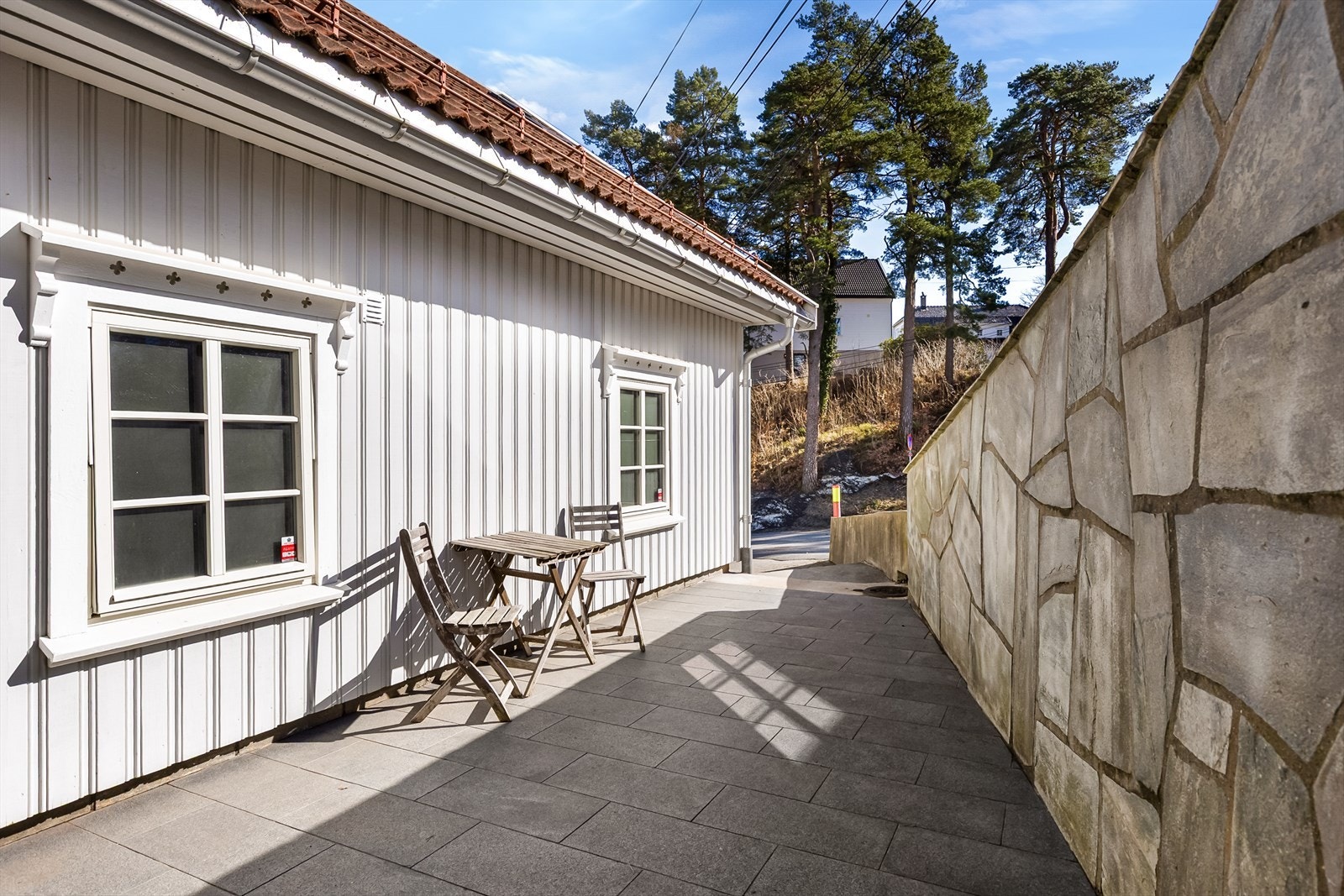 Lettstelt og pent opparbeidet adkomst fra gårdstun til inngangspartiet Galleribilde