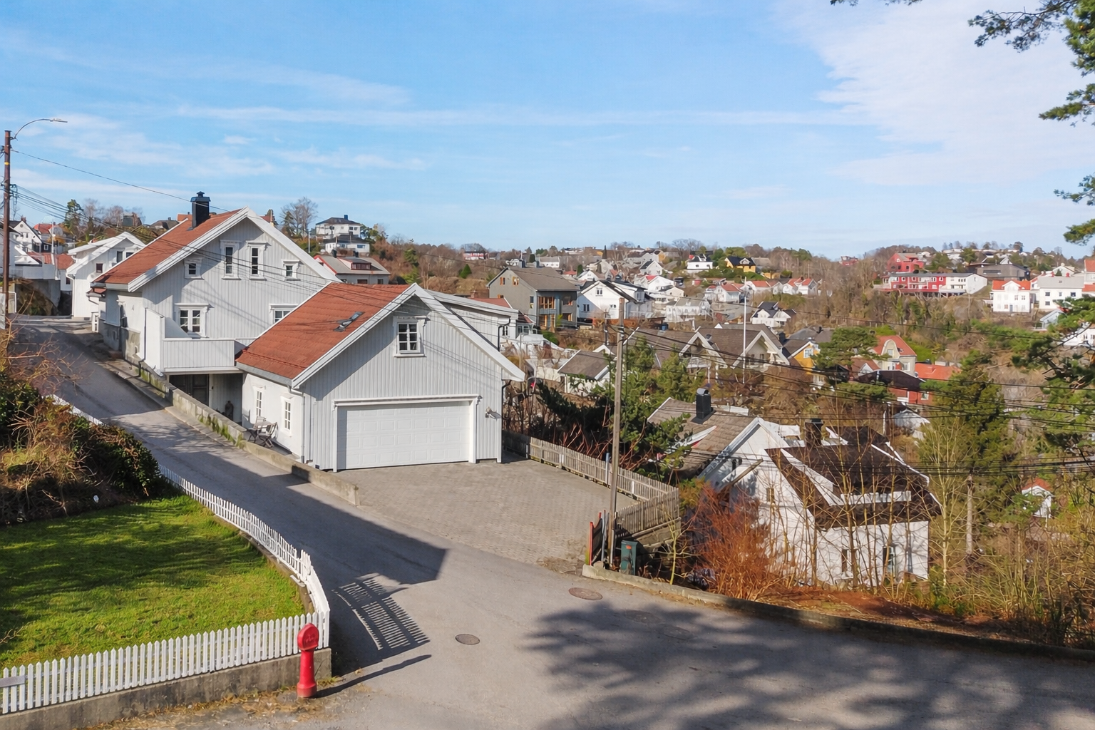 Velkommen til Høyveien 30 presentert av Eiendomsmegler Norge v/ Tor Jan Endresen. Foto: Sønnavind Galleribilde