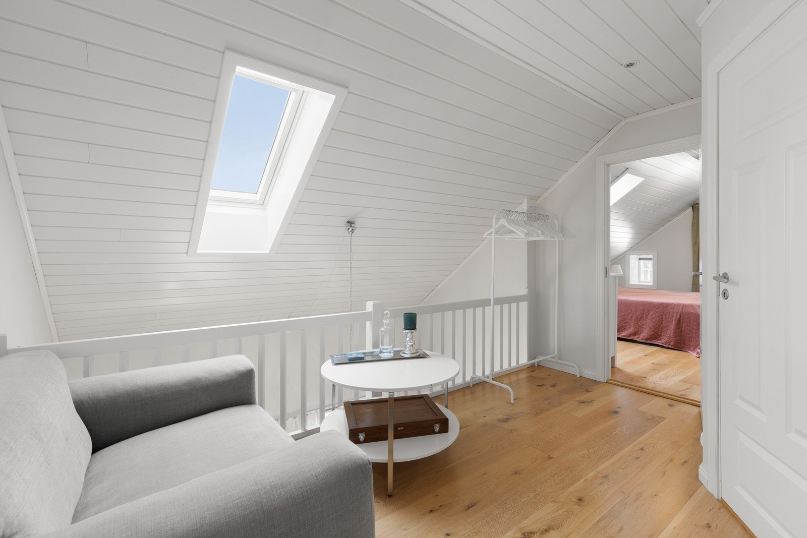 Koselig sitteplass i loftsetasjen. Herfra er det åpent ned mot stue og mellomgang Galleribilde