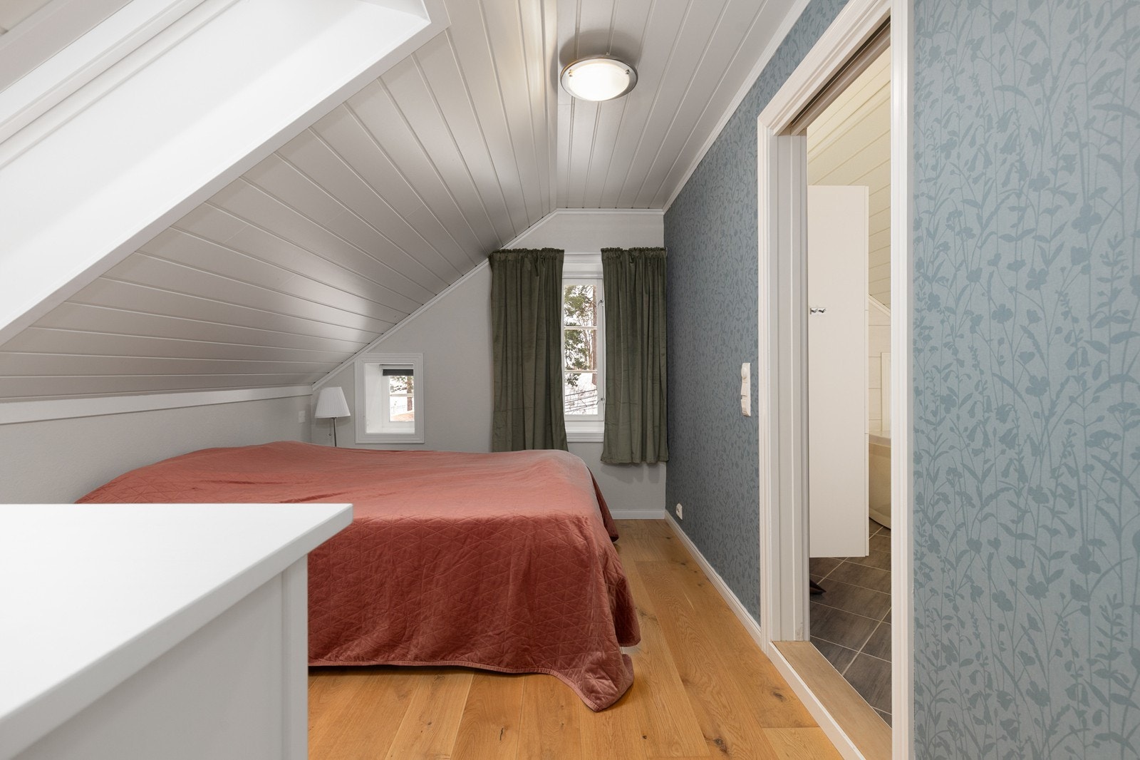 Soverom i loftsetasje med eget bad Galleribilde