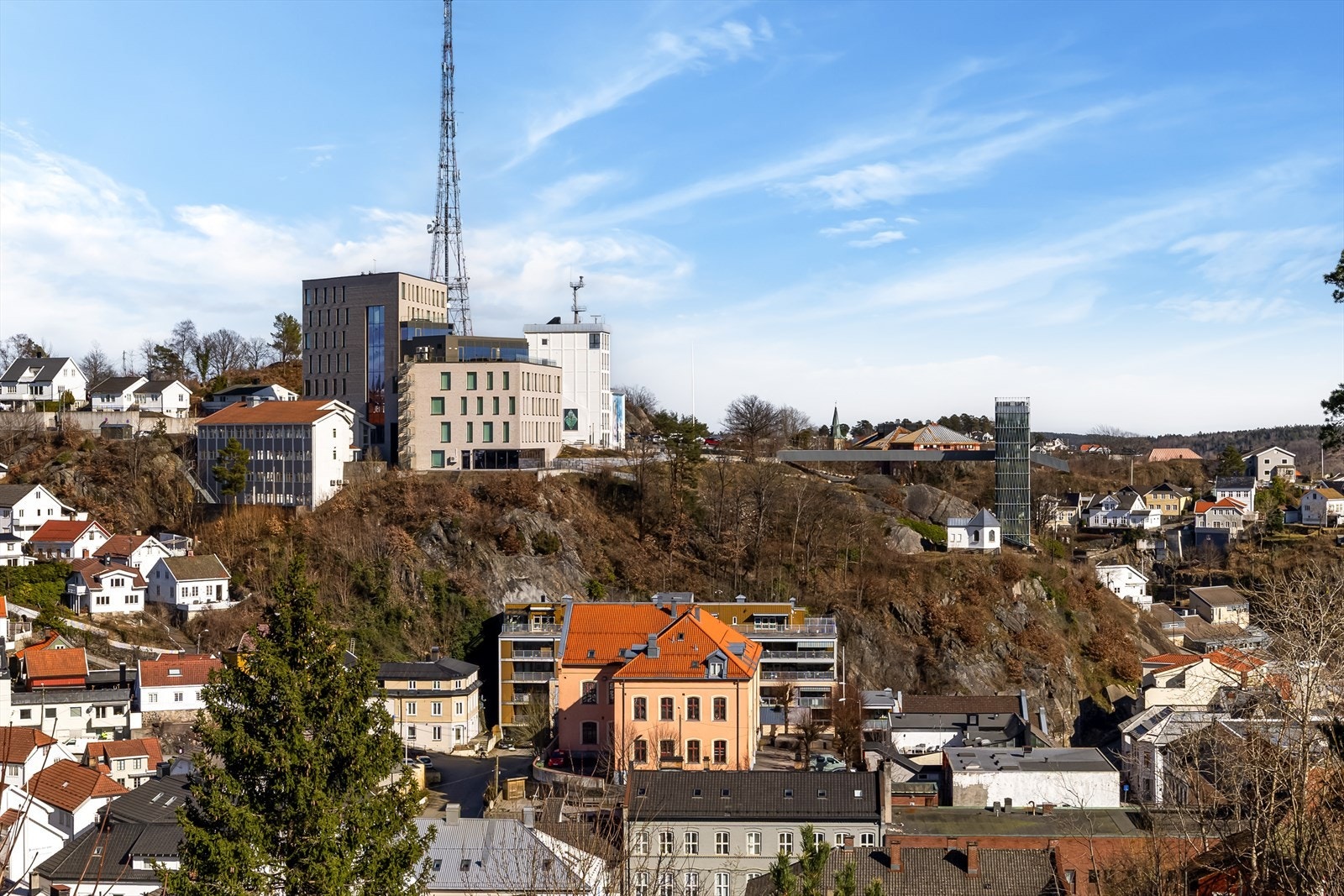 Utsikten til Fløyheia og glassheisen fra veranda Galleribilde