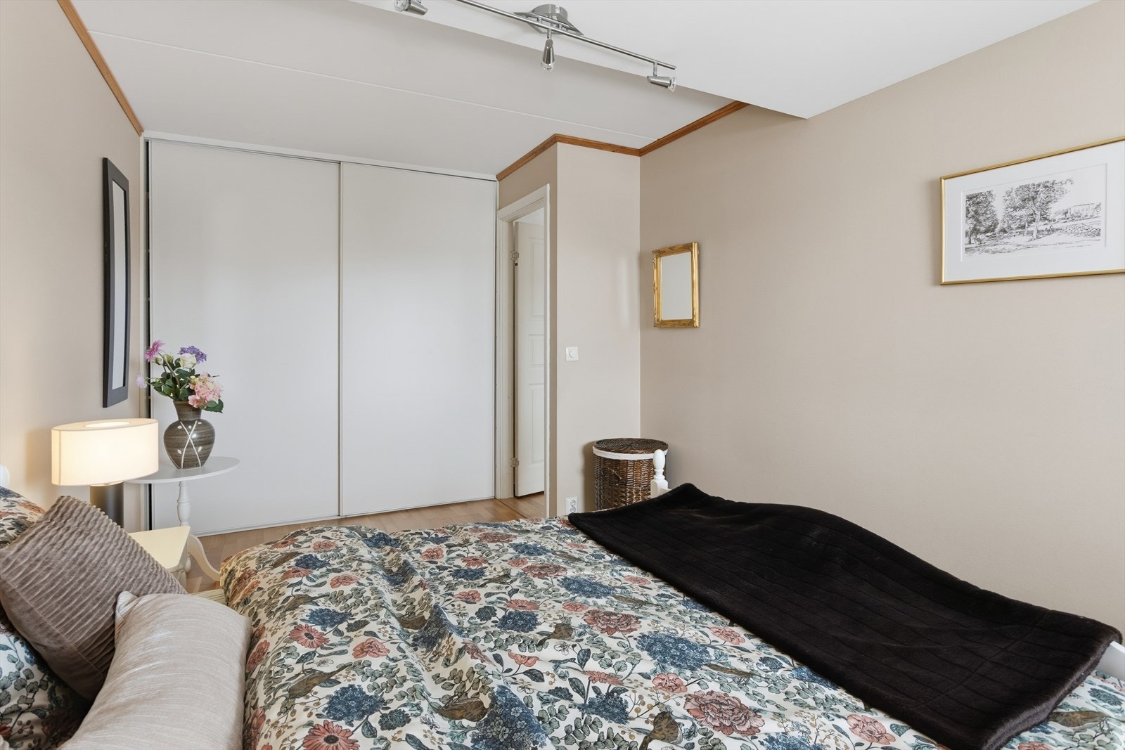 Soverommene er strategisk fint plassert i forhold til hverandre, på hver sin side av leiligheten. Hovedsoverommet har god plass til dobbeltseng og for eksempel nattbord på hver sin side av sengen. Galleribilde