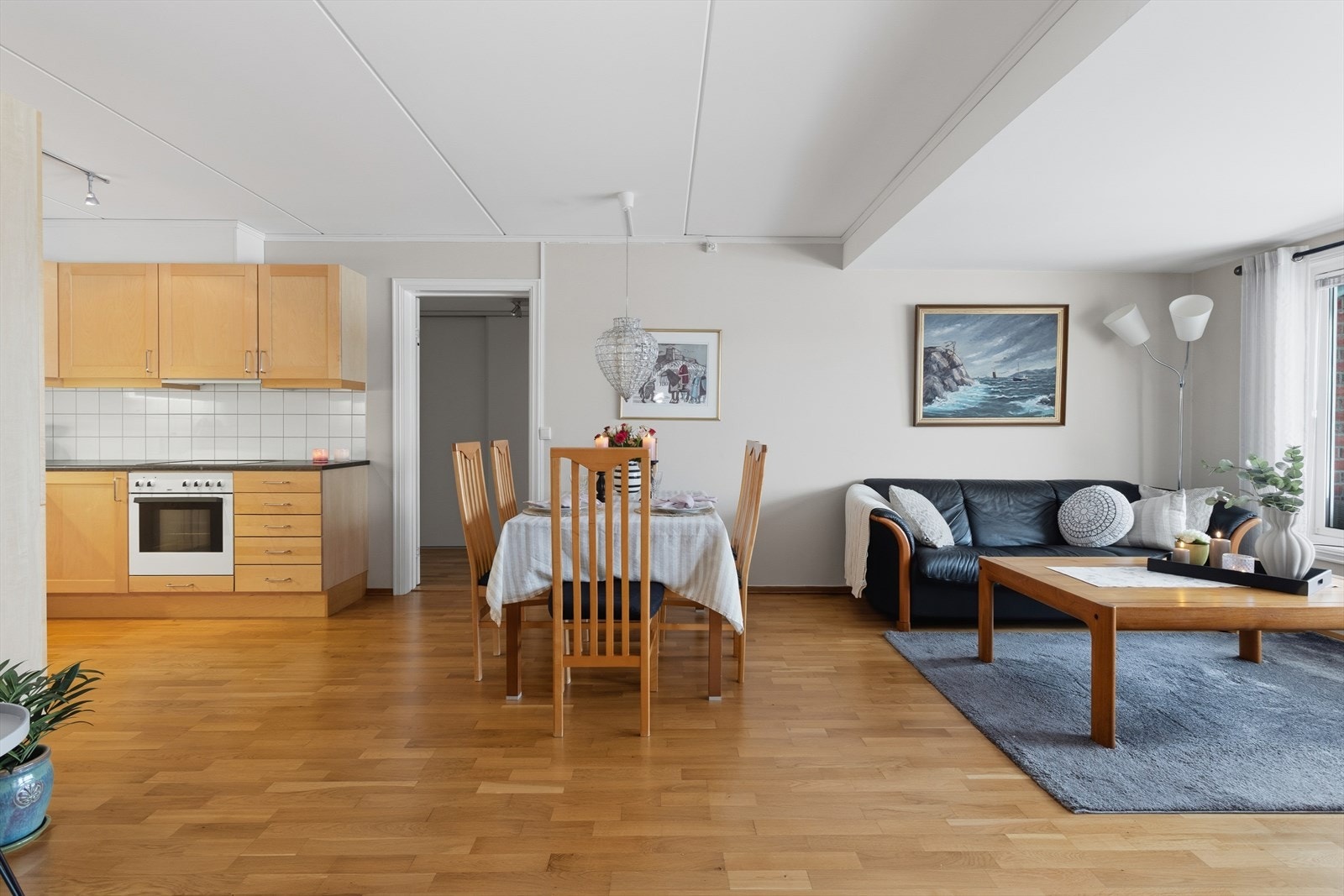 Den åpne løsningen med kjøkkenet gir ekstra god romfølelse. Galleribilde