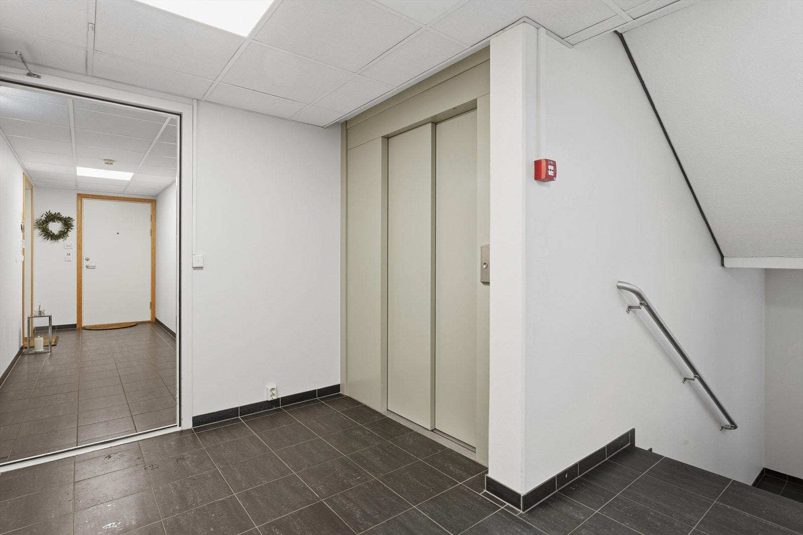 Det er heis til respektive boligetasjer i bygget, også til byggets garasjekjeller. Galleribilde