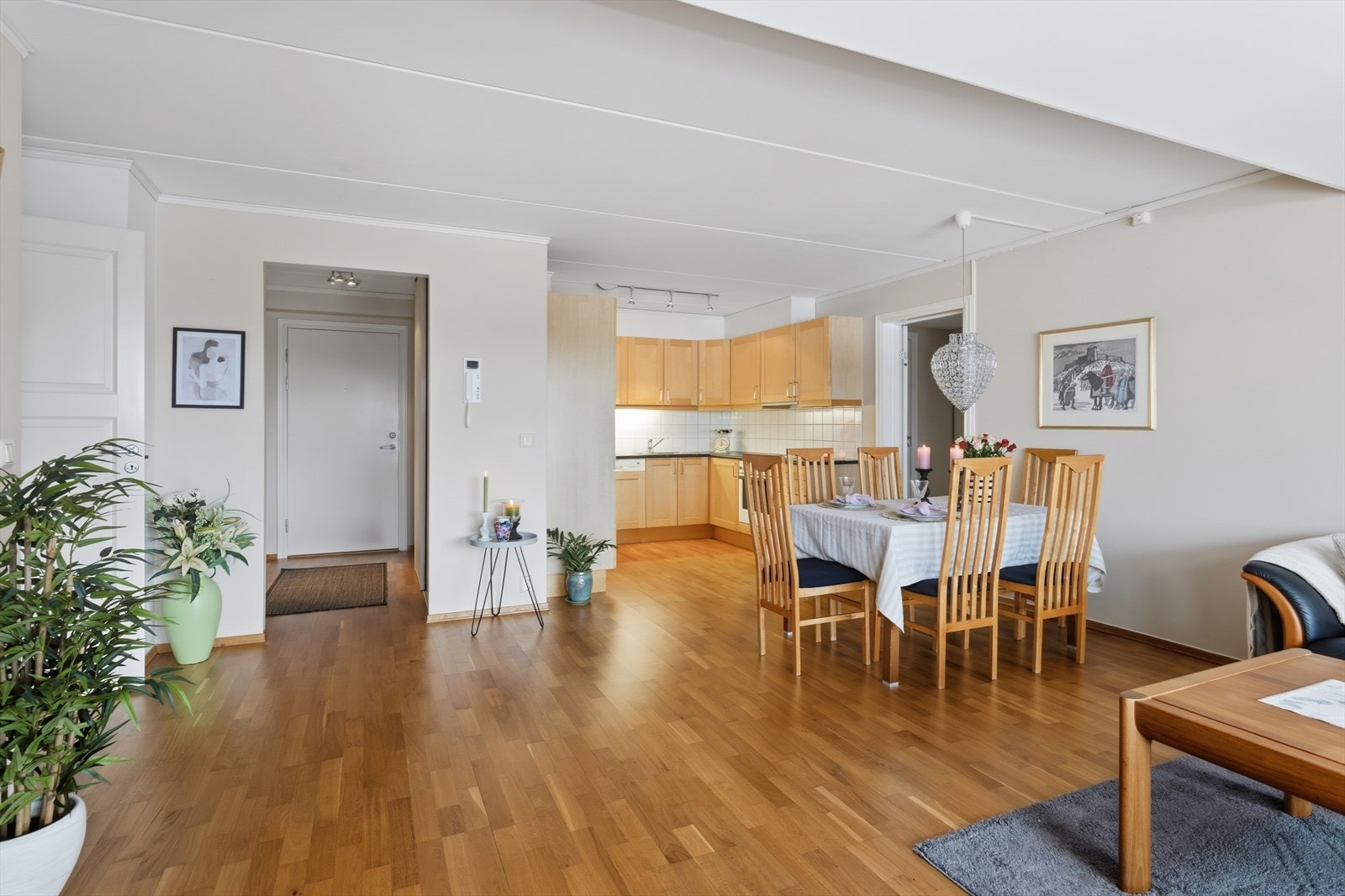 Tross de store og dels dype glassflatene, er det fortsatt veggplass å møblere imot i rommet som har plass til ulike sofa-/loungemøbler. Galleribilde