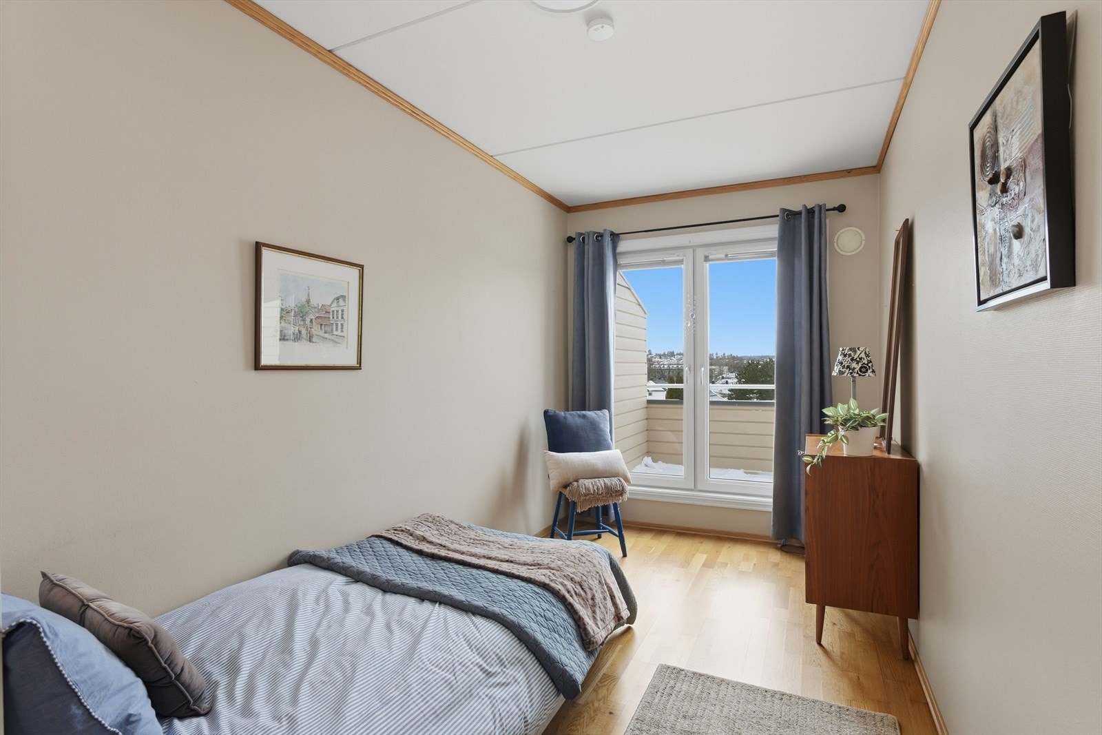 Soverom 2 rommer plass til seng og i tillegg en sone innerst i rommet hvor man for eksempel kan plassere et arbeidsbord, kommode eller lignende. Dette rommet har ekstra dype og høyreiste vinduer ut mot balkongen. Galleribilde