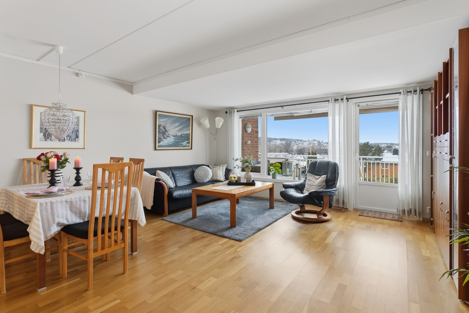 Lys stue-/spisestue med god plass til flere møbelgrupper. Galleribilde