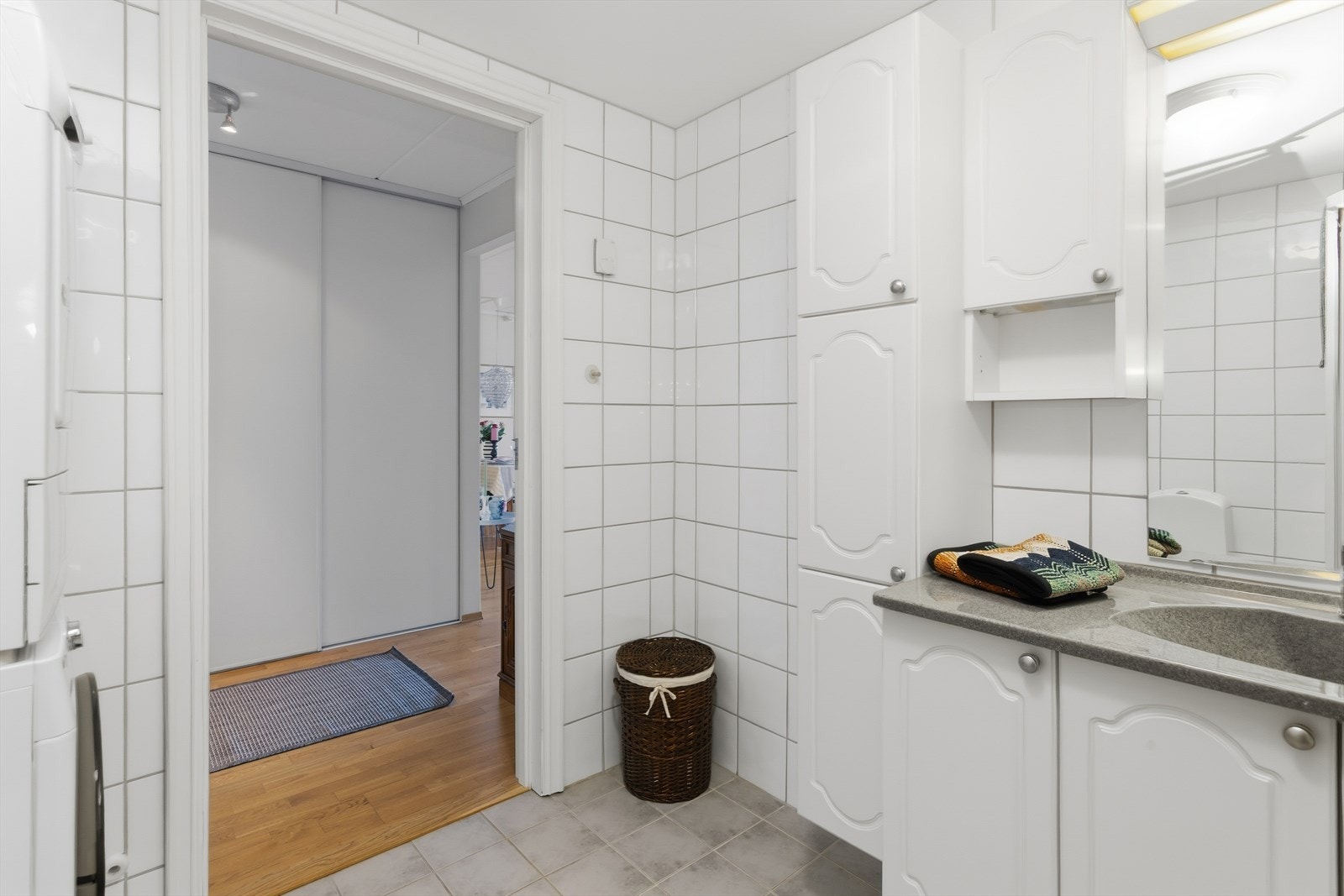 Det er flislagte vegger og flislagt gulv med gulvvarme. Galleribilde