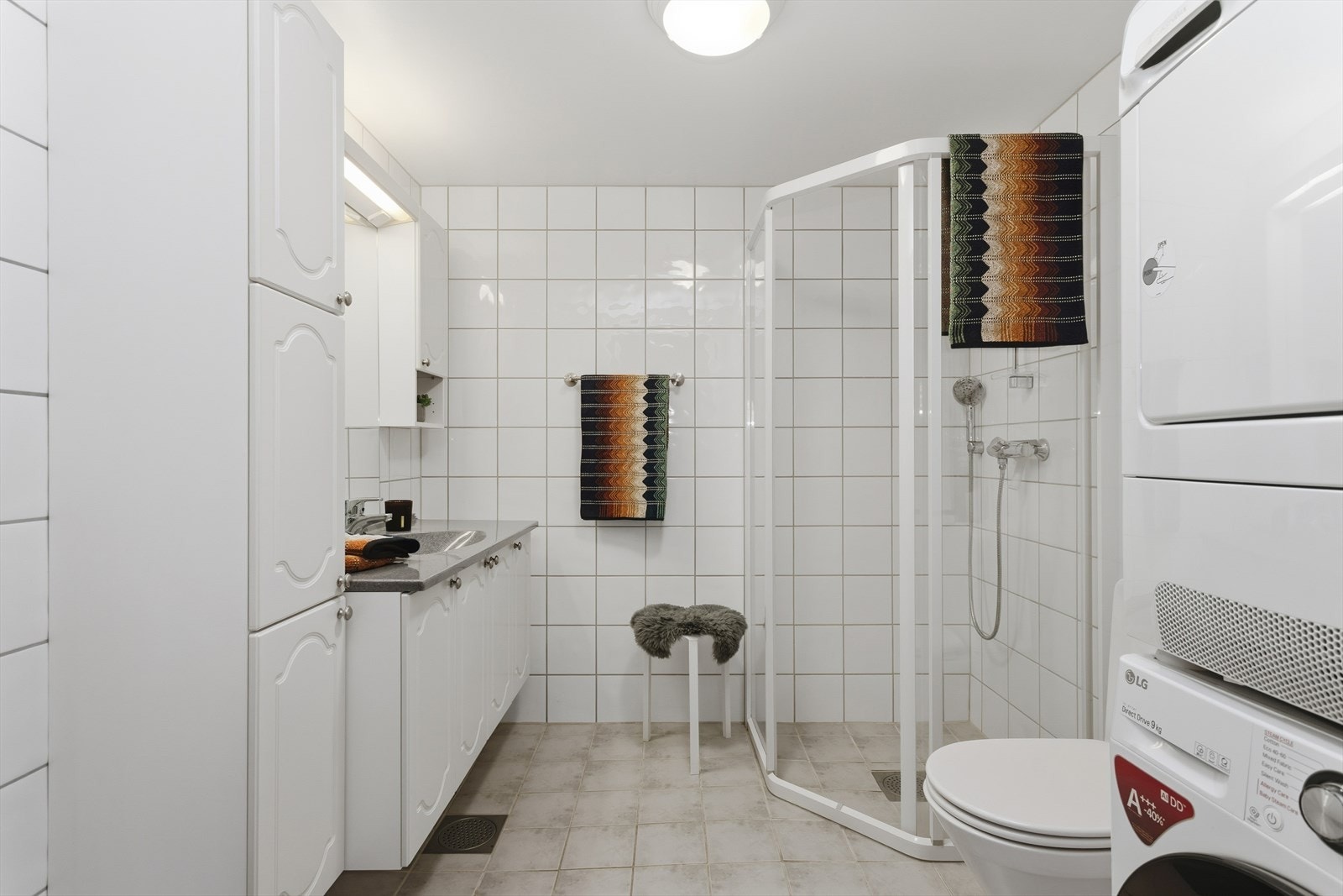 Hva er ikke mer behagelig enn å komme inn på et varmt, lunt og delikat bad på morgenen? Badet er utstyrt med dusj, toalett og rikelig med oppbevaringsplass i baderomsmøbler. Galleribilde