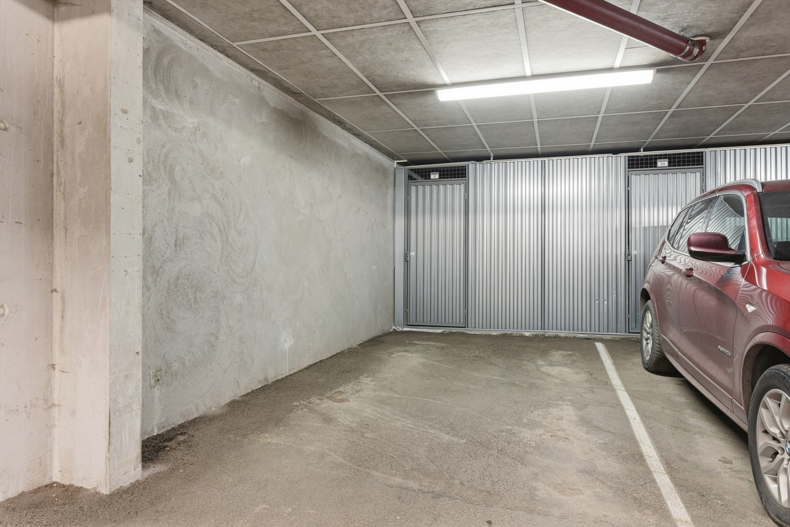 Leiligheten har egen garasjeplass på kjellerplan i byggets p-hus som medfølger. Fra garasjeanlegget føres du opp til leiligheten med heis. Galleribilde