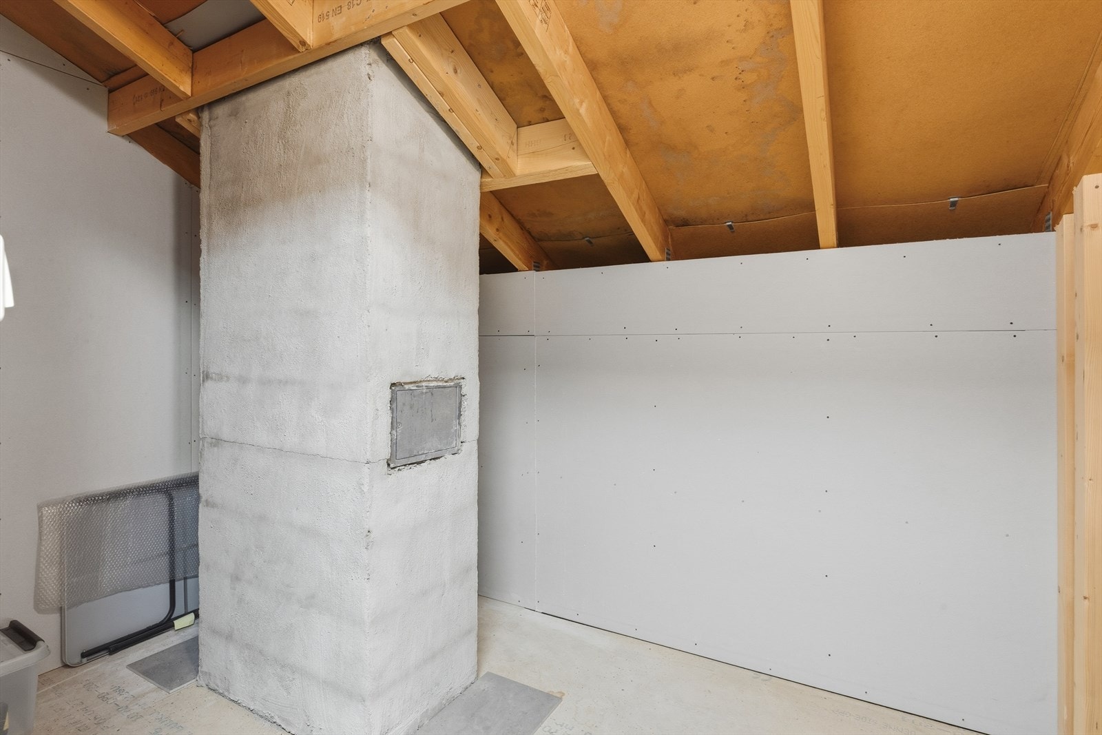 Det medfølger også en loftsbod på ca. 5 m². Galleribilde