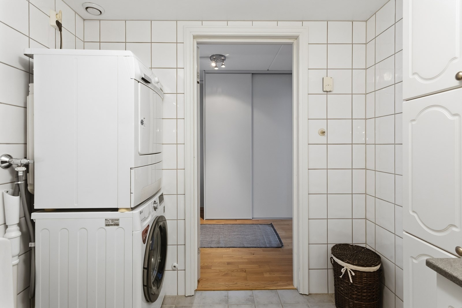 Det er opplegg for vaskemaskin og tørketrommel som "tårnløsning" - plassert ytterst i rommet og da nærmest inngangsdøren. Galleribilde