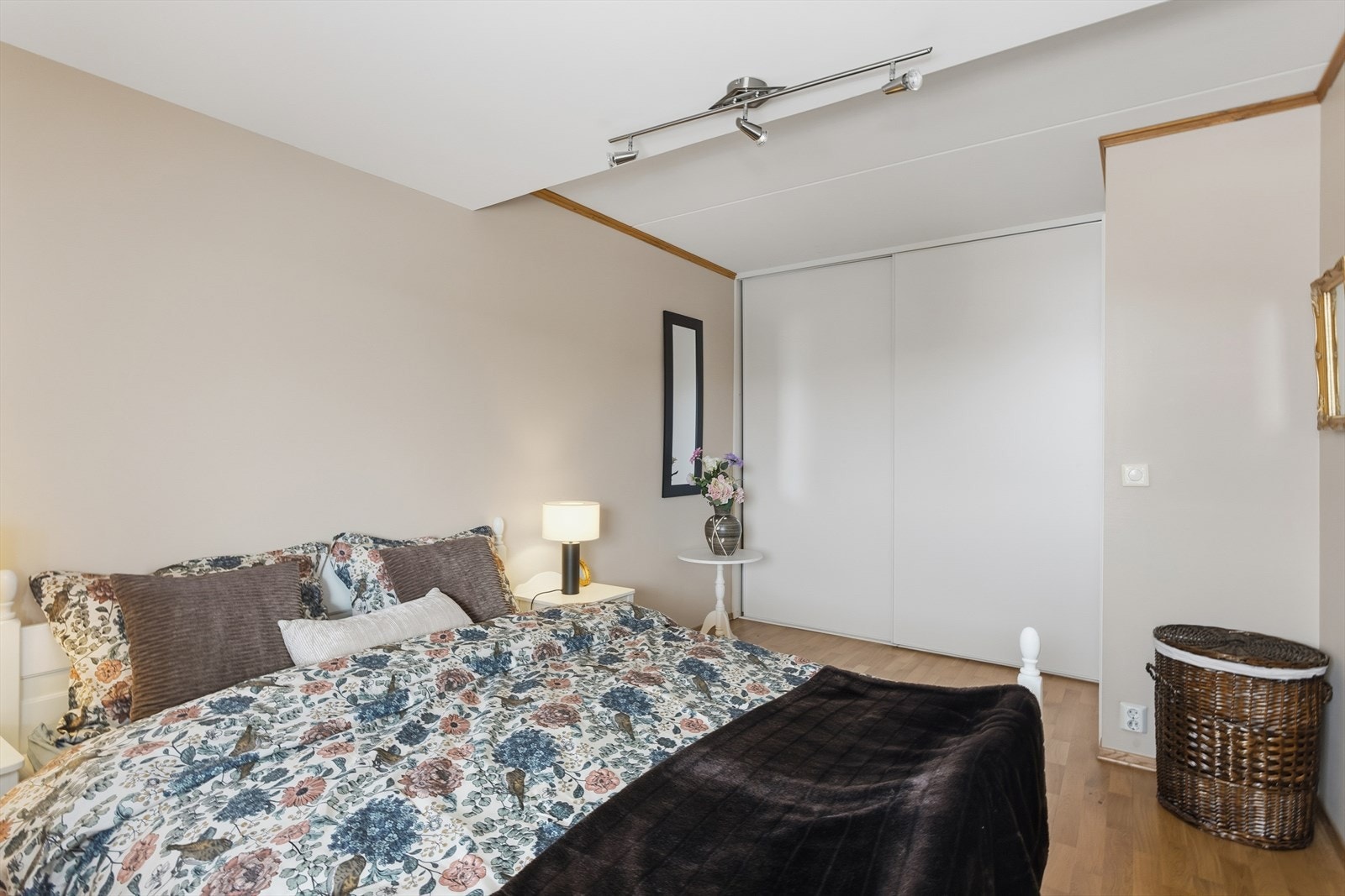 Garderobeløsningen på hovedsoverommet består av to-dørs plassbygget skyvedørsgarderobe med takhøyde dører hvor klær og annet kan sorteres pent vekk. Galleribilde