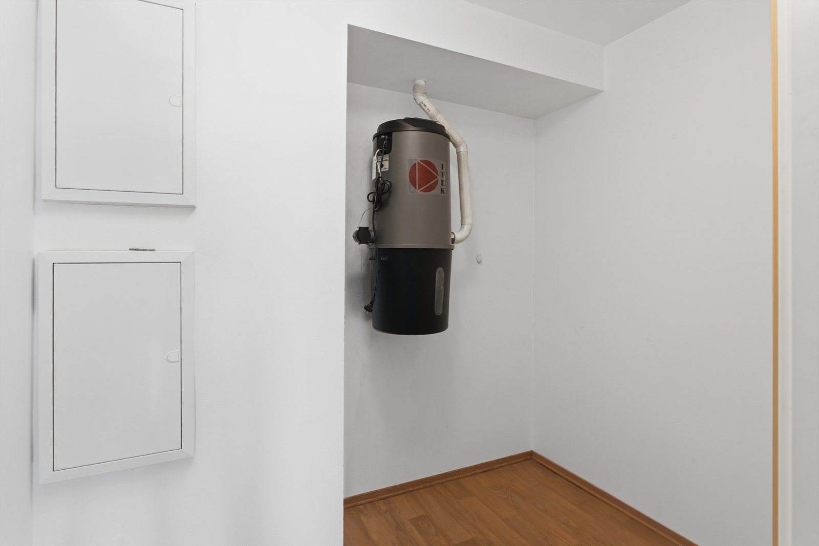 I innerboden er det både lagringsplass og installert tekniske installasjoner som blant annet el-tavle med mer. Sentralstøvsuger er defekt. Galleribilde