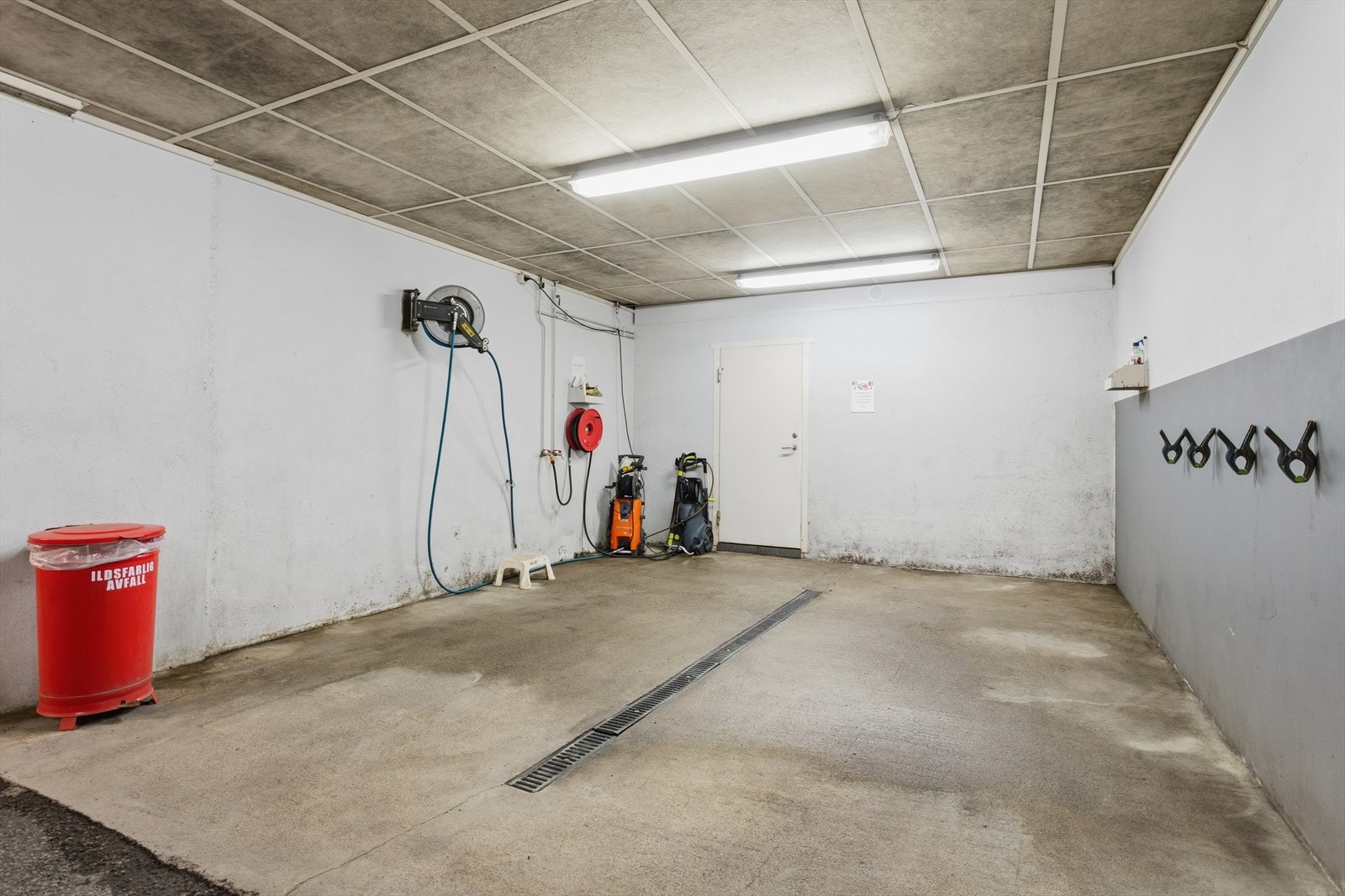 Felles vaskeplass m/vaskeutstyr i byggets P-hus Galleribilde