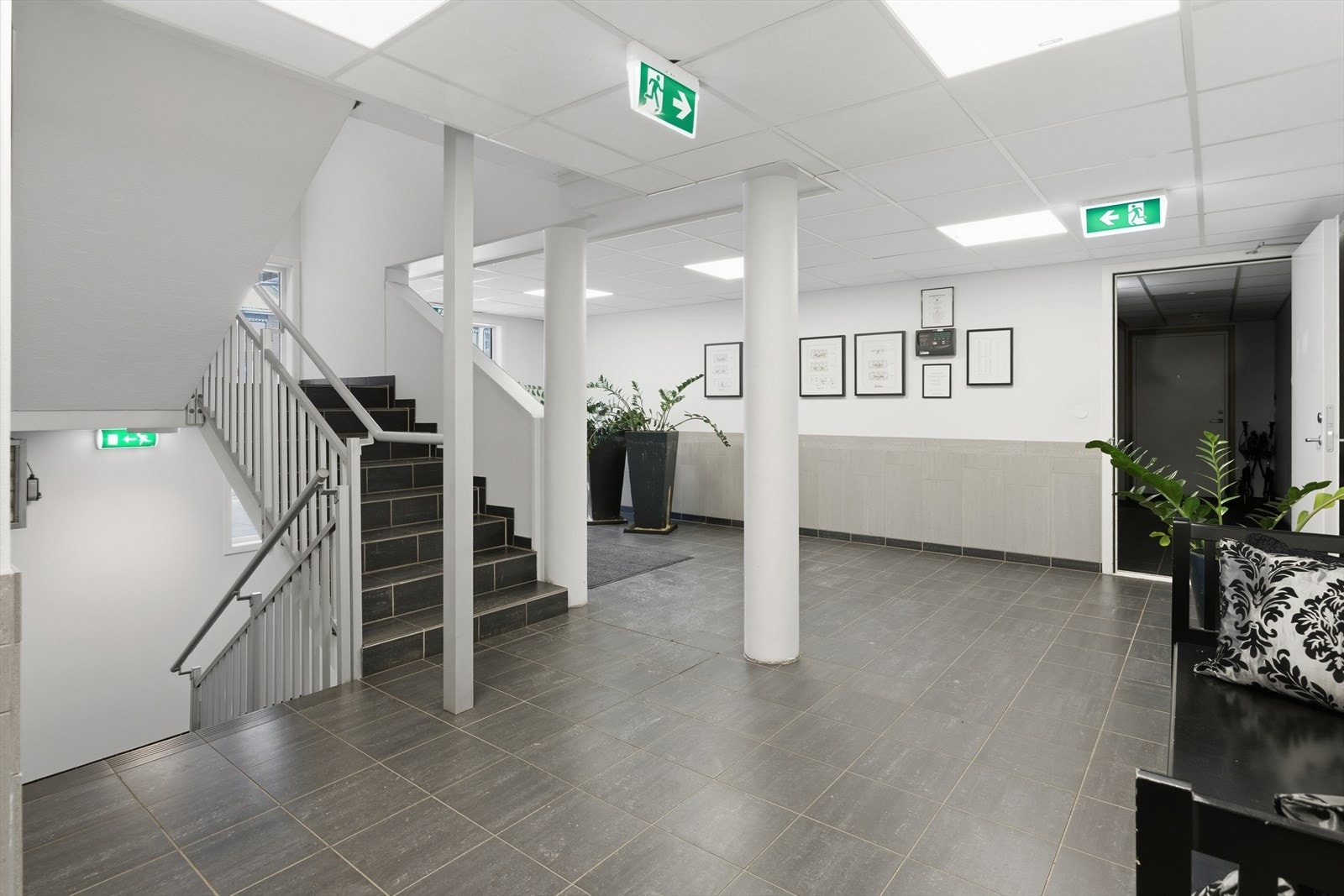 Felles, innbydende inngangsparti og innvendige gangarealer Galleribilde