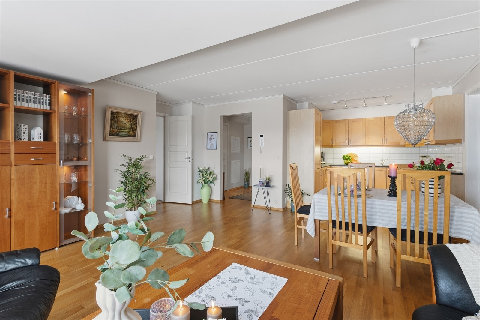 Den vannbårne varmen sørger for deilig "hverdagsluksus". Fra kjøkkenet har man fin nærkontakt med stuen, og den åpne løsningen gjør at dagslyset slipper flott frem til rommet via de store stuevinduene. Galleribilde