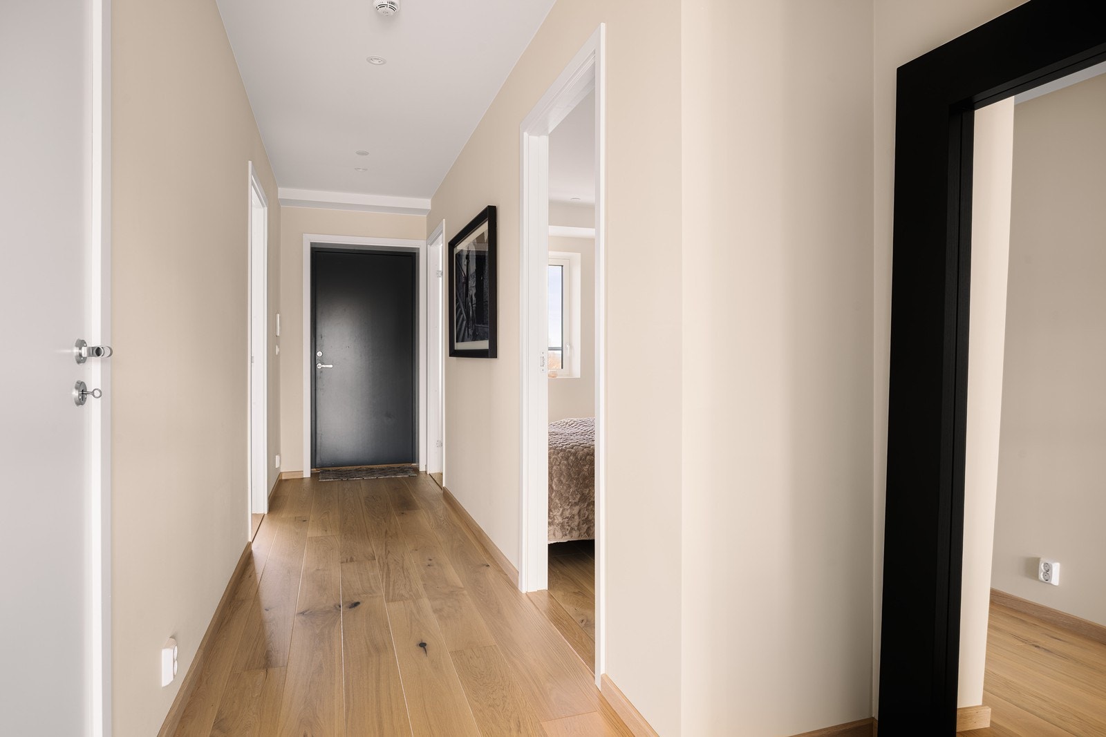 Entréen har tilkost via romslig svalgang, med plass for cafésett eller lignende. Galleribilde