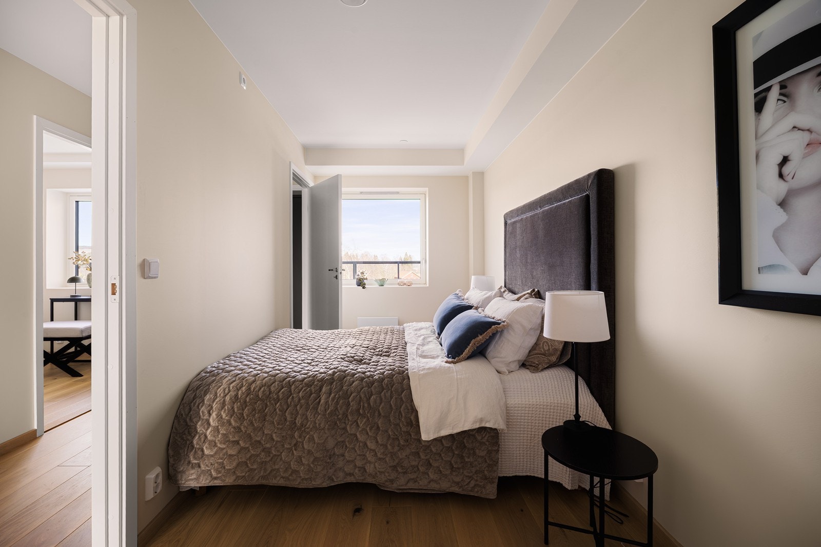Hovedsoverommet har god plass på hver side av sengen, samt tilkomst til bod. Galleribilde