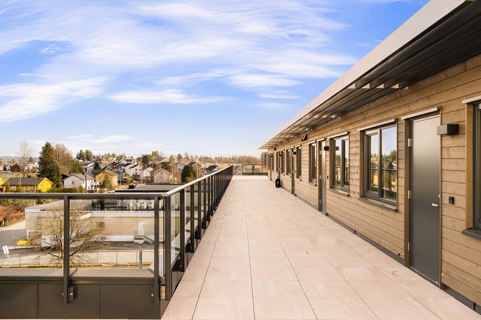 Romslig svalgang med tilkosmt til felles takterrasse. Galleribilde