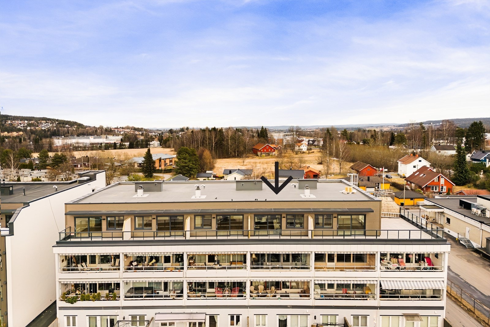 405 er en toppleilighet med balkong på 12 kvm, pluss godt med plass på svalgangside. Leiligheten er lys og gjennomgående. Galleribilde