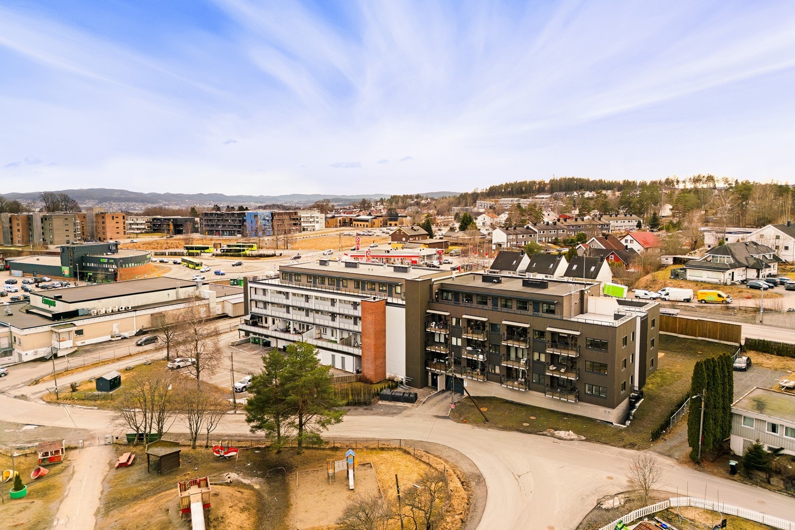 Leiligheten ligger svært praktisk til, midt på "Korset". Her er det gangavstand til skole, barnehage, butikker, bussknutepunkt, m.m.. Galleribilde