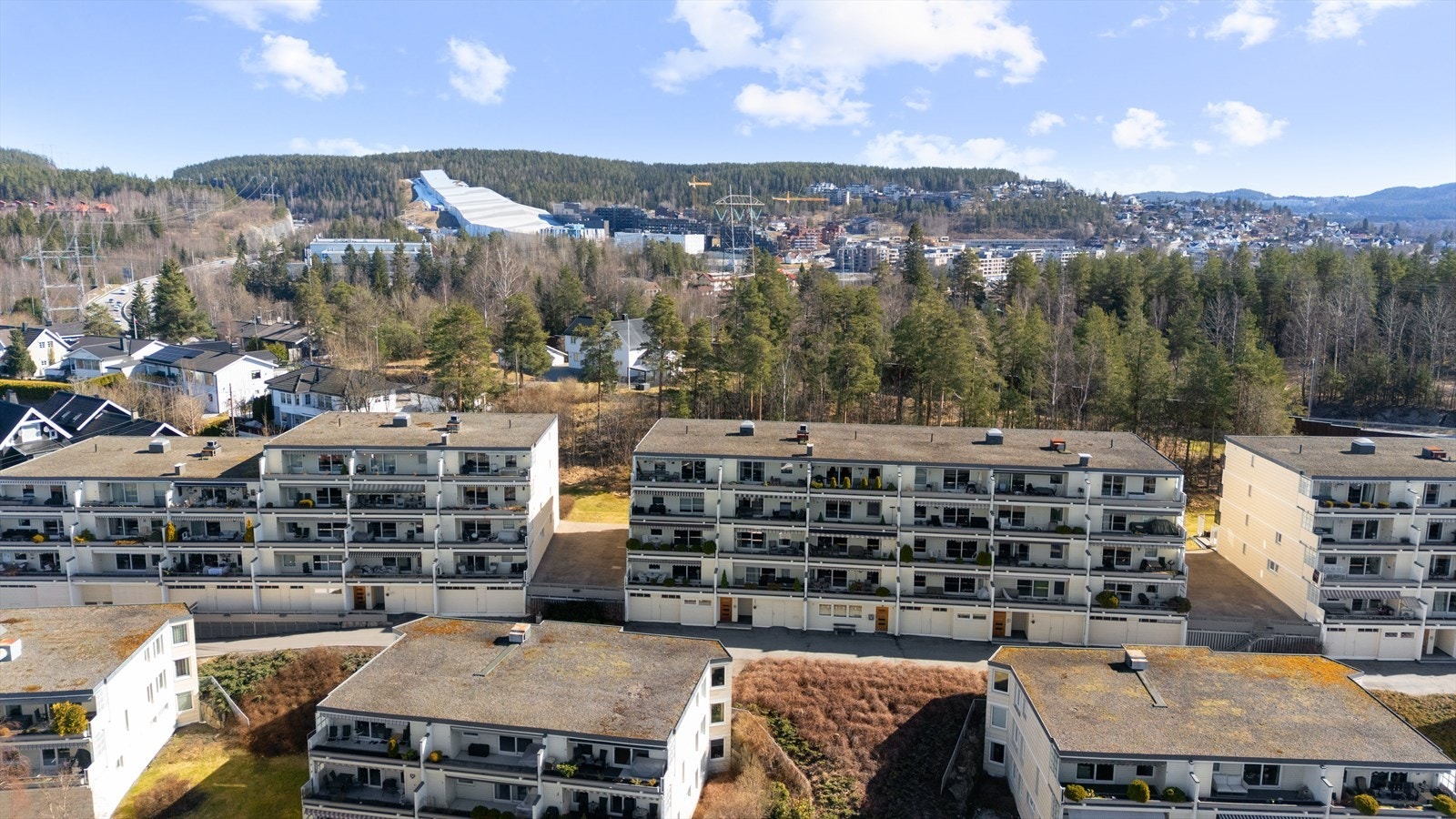 Med kort vei til både marka, kollektivtilbud og handlesenter, får dere alt dere trenger. Galleribilde