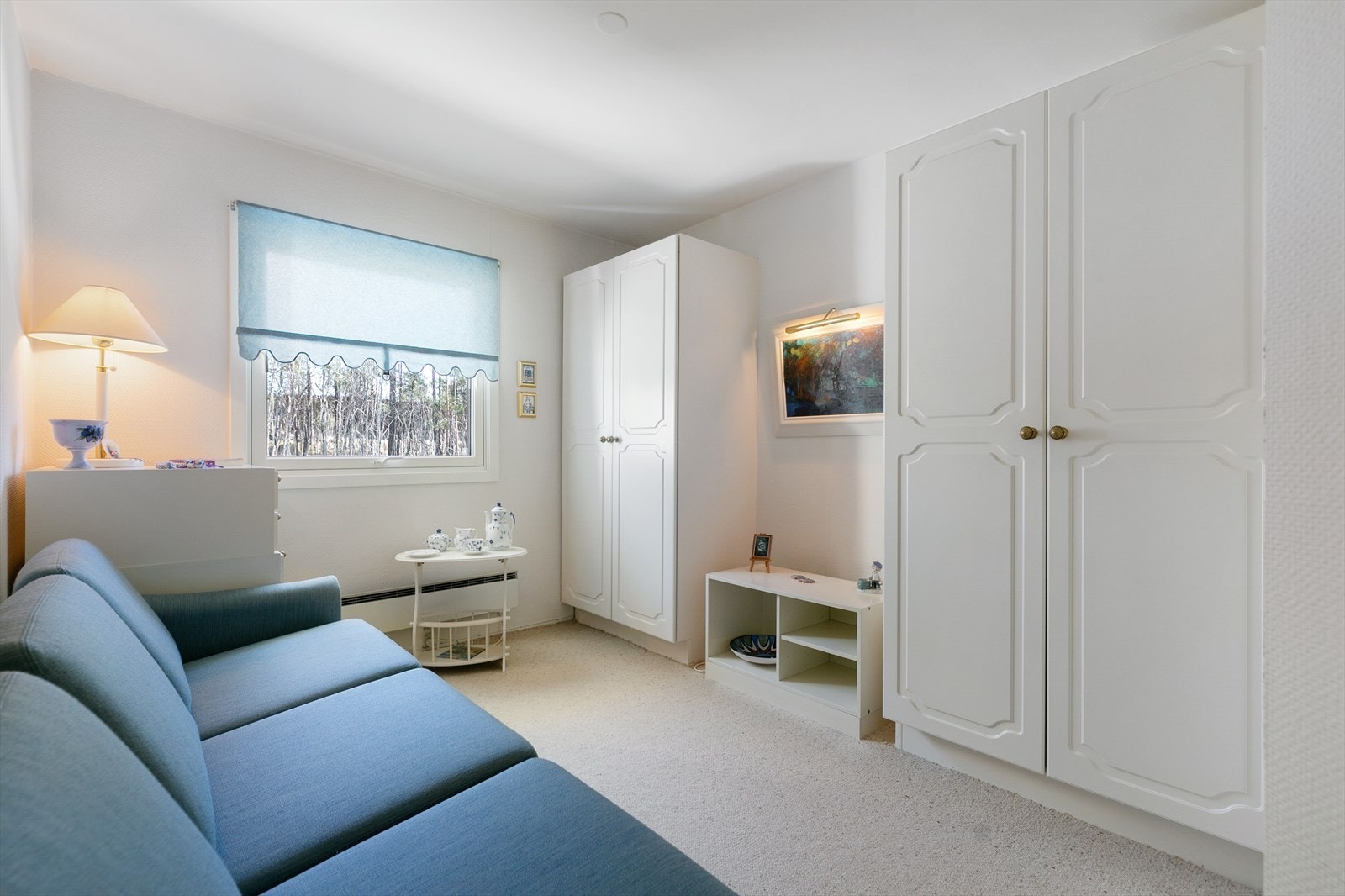 Soverom 2 med plass til dobbeltseng og nattbord. Store skap for oppbevaring. Galleribilde