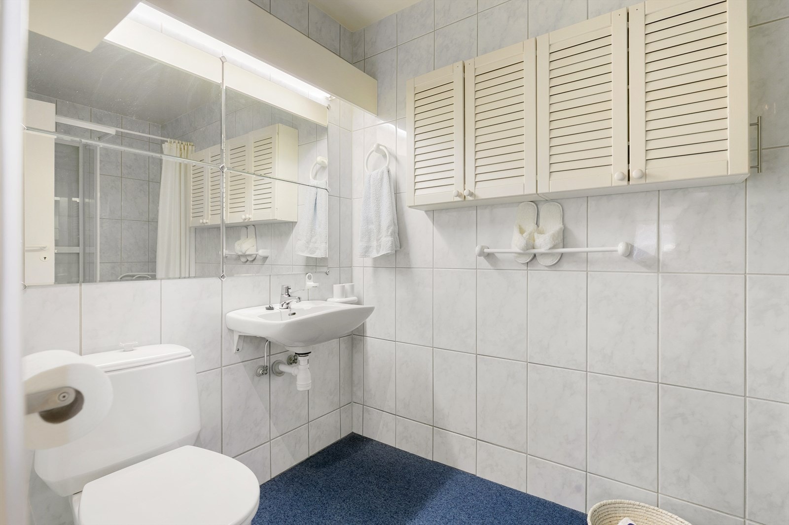 Badet fremstår med eldre konstruksjoner, ut i fra alder blir badet kategorisert til TG3. Innredning og garnityr med dusjkabinett, servant, speil med lys over og wc. Badet fungerer med dagens løsning og bruk av dusjkabinett. Galleribilde