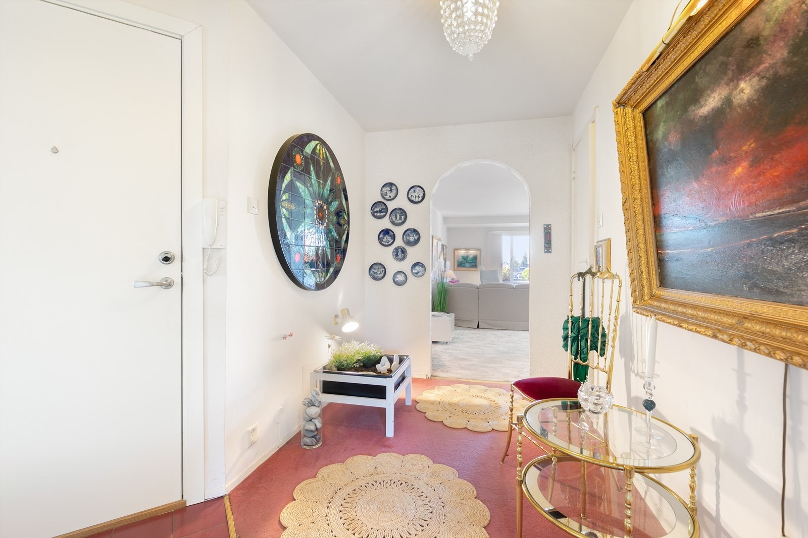 Stor, luftig gang med plass til garderobeløsninger for yttertøy og sko. Galleribilde