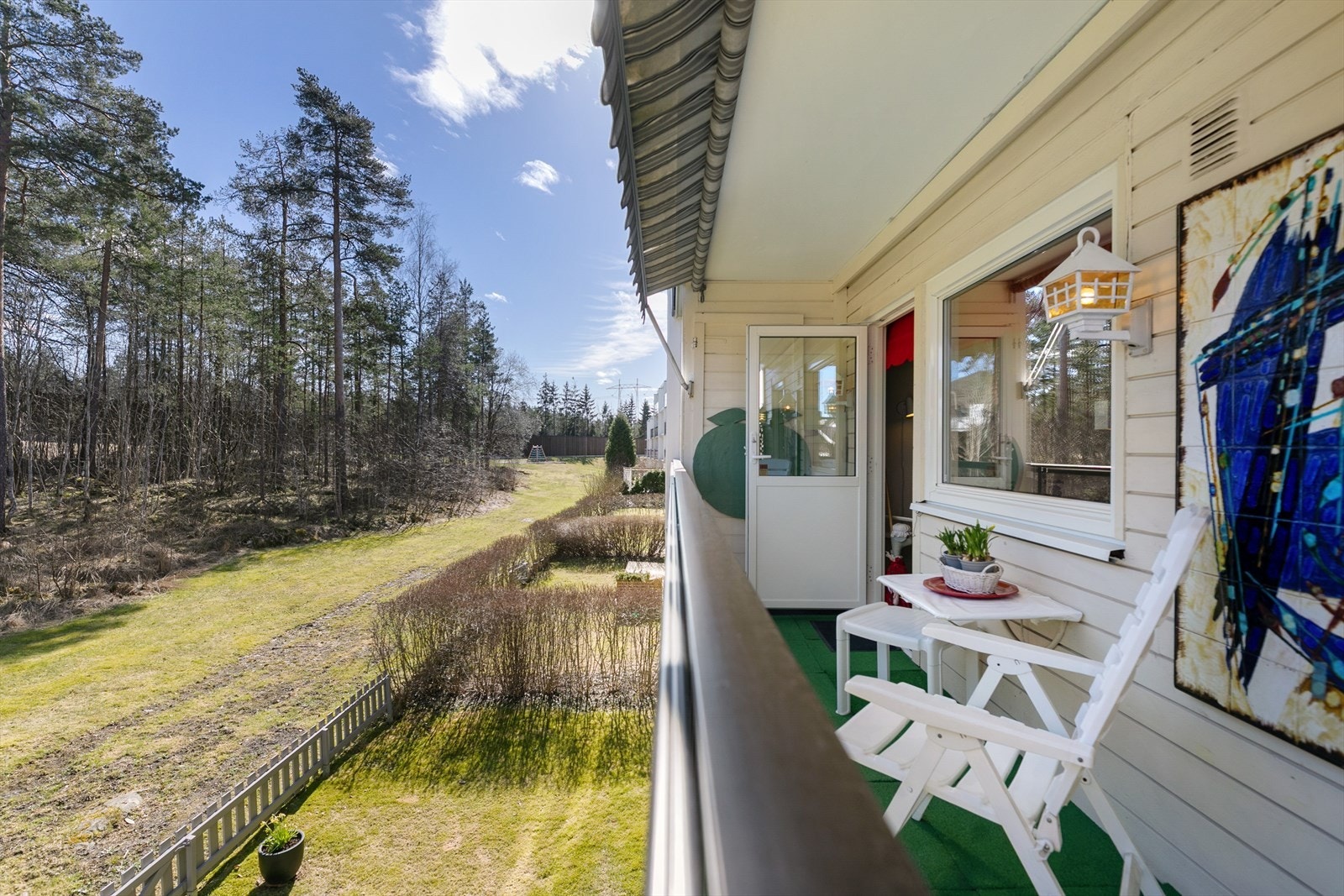 Tilgang på bod fra terrassen. Hyggelig, grønt utsyn. Galleribilde