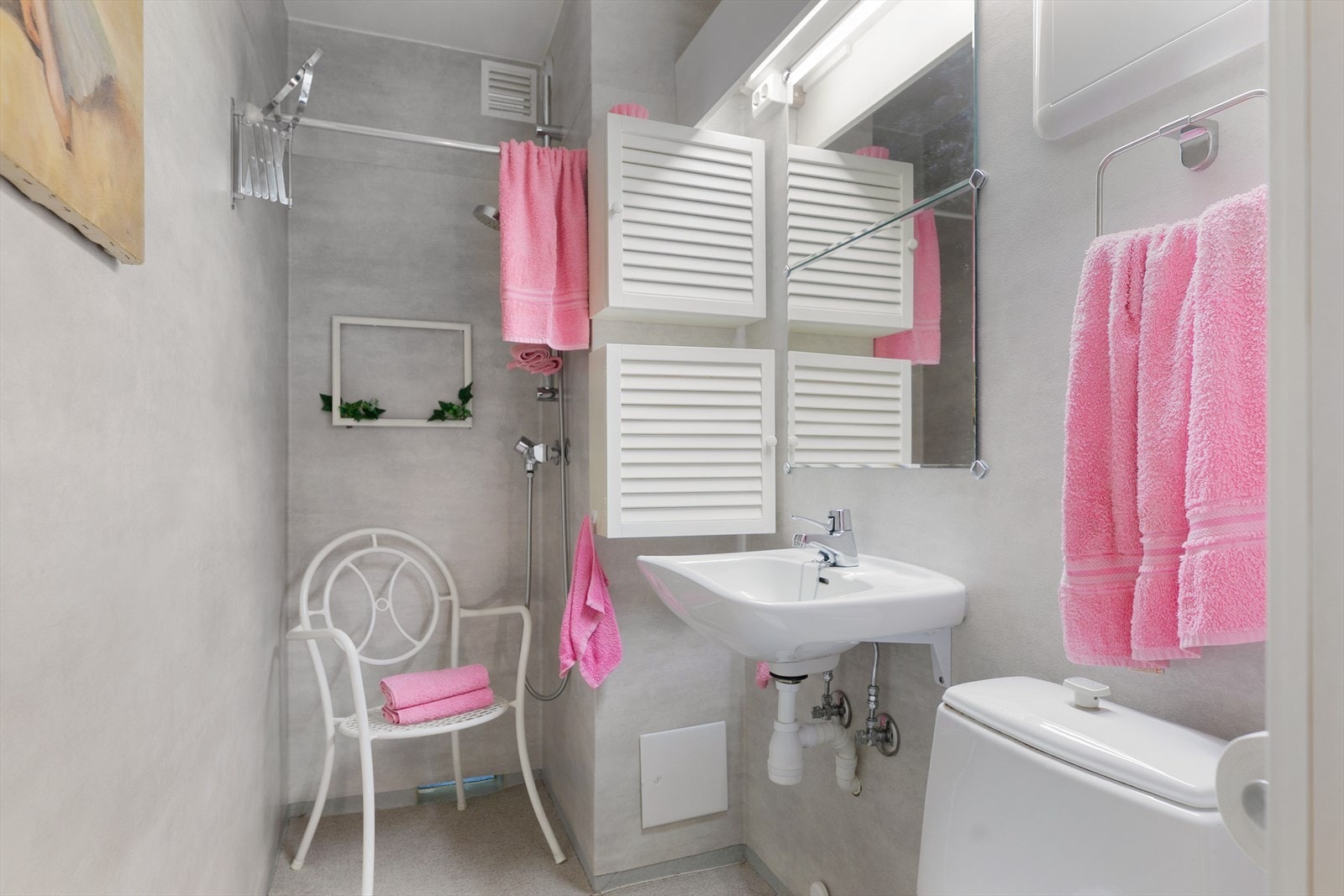Badet ble oppgradert i regi av borettslagets forsikring i 2017. Innredning og garnityr på bad fremstår med: Dusjplass med tilhørende garnityr, servant, speil med lys over og wc. Galleribilde