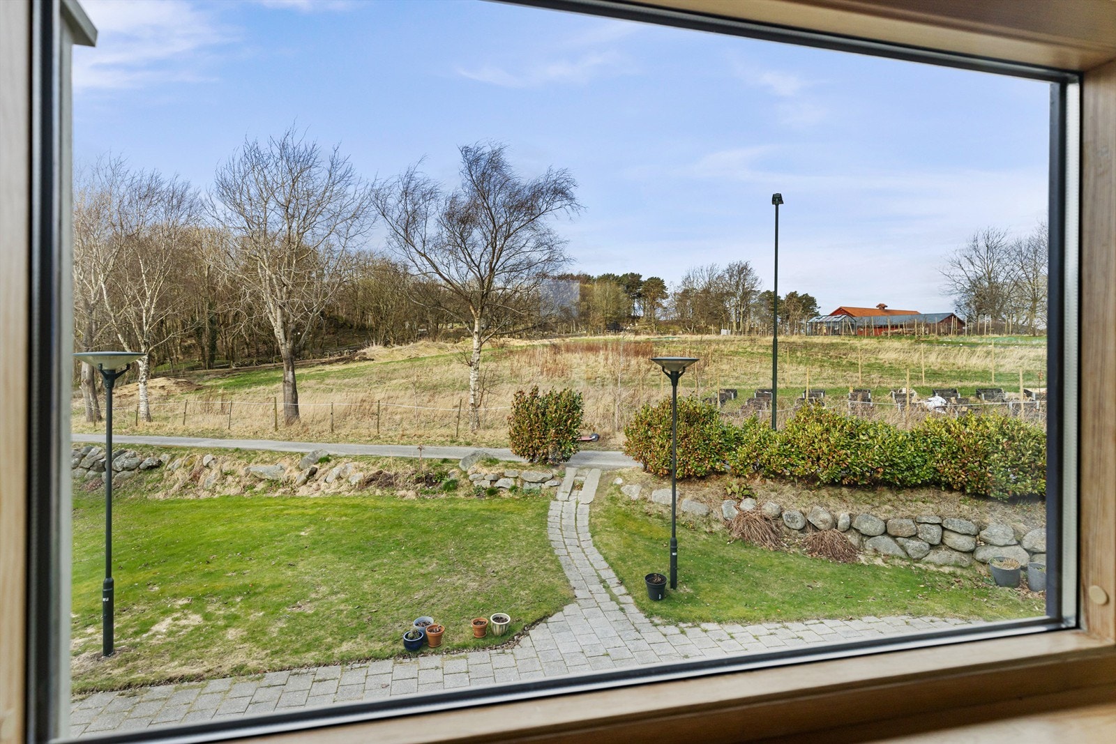 Flott utsyn mot fritidsgården og dens vakre omgivelser. Galleribilde