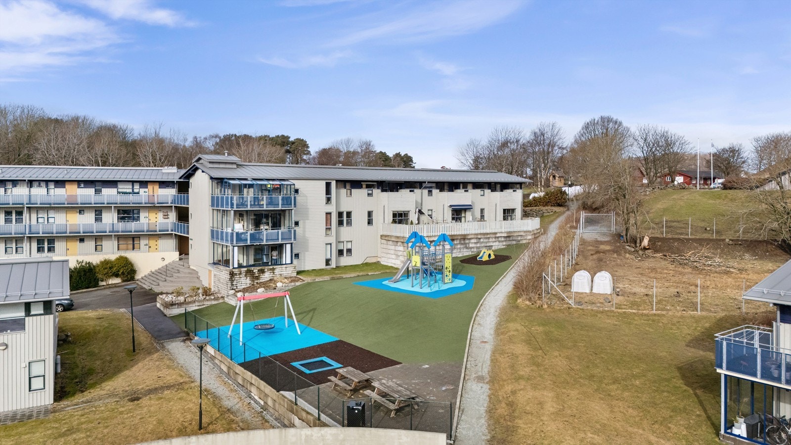 Den populære Gausel fritidsgård, med dyr, natursti og grillmuligheter, ligger også i nærheten. Galleribilde