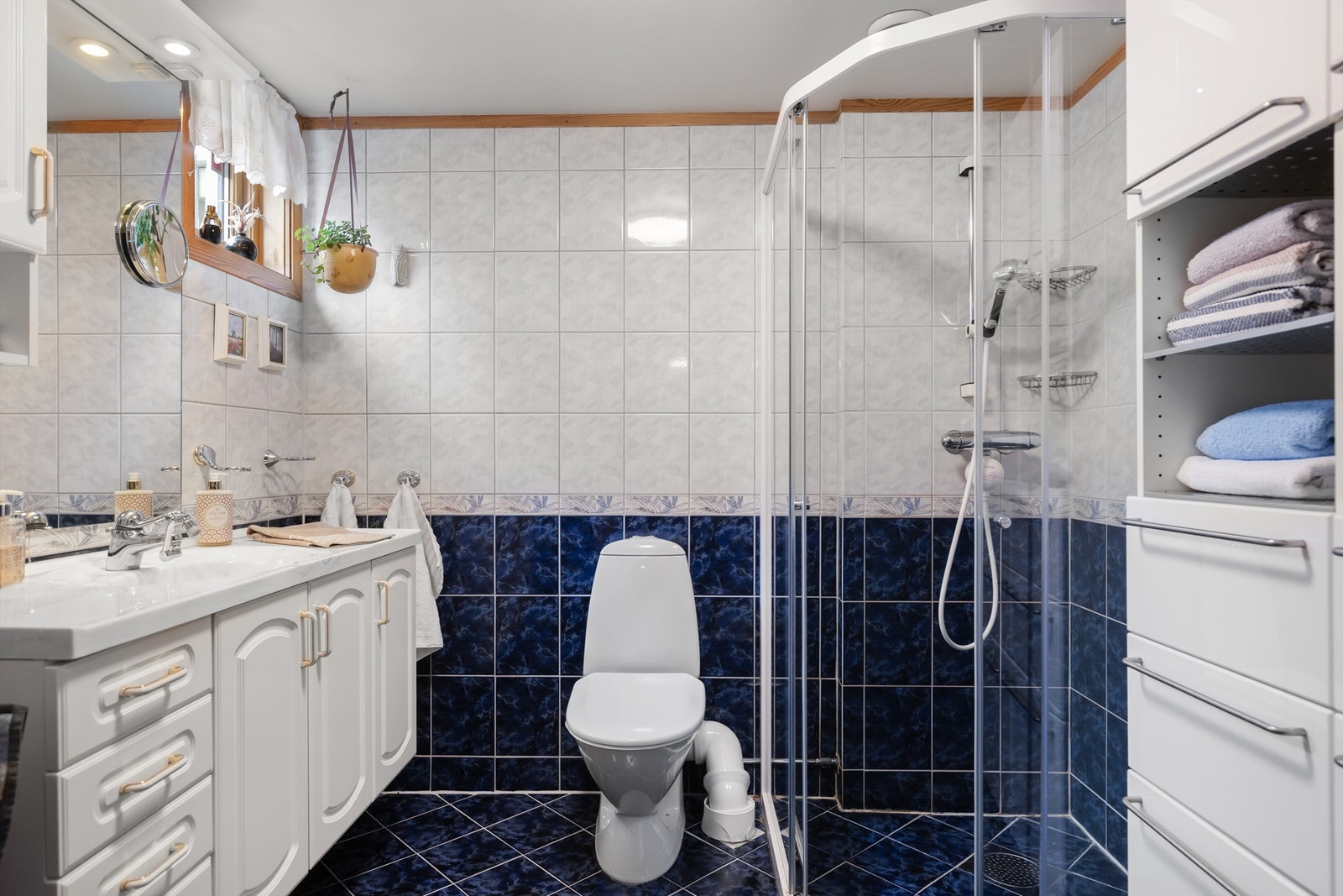 Badet i 1. etasje ble oppgradert i ca. 2004 (ifølge huseier) og har flislagt gulv med gulvvarme og oppgradert dusjhjørne i senere år. Galleribilde