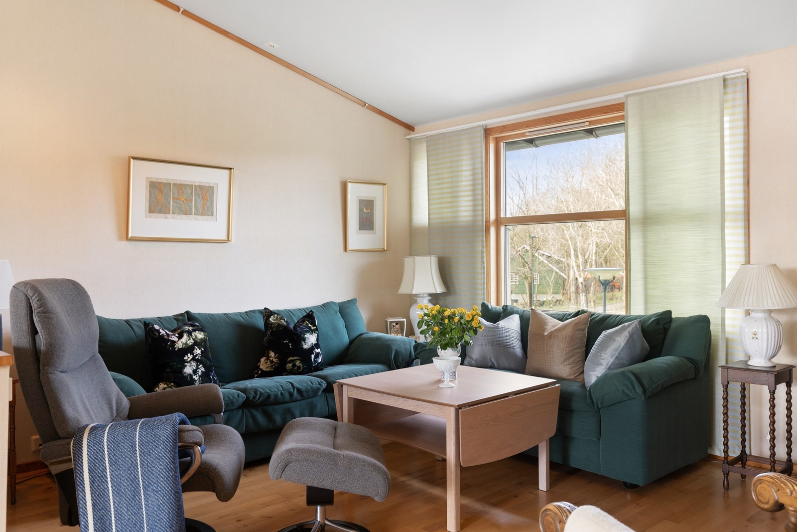 Stuen er lett å møblere med flere soner, for eksempel en romslig sofagruppe. Galleribilde