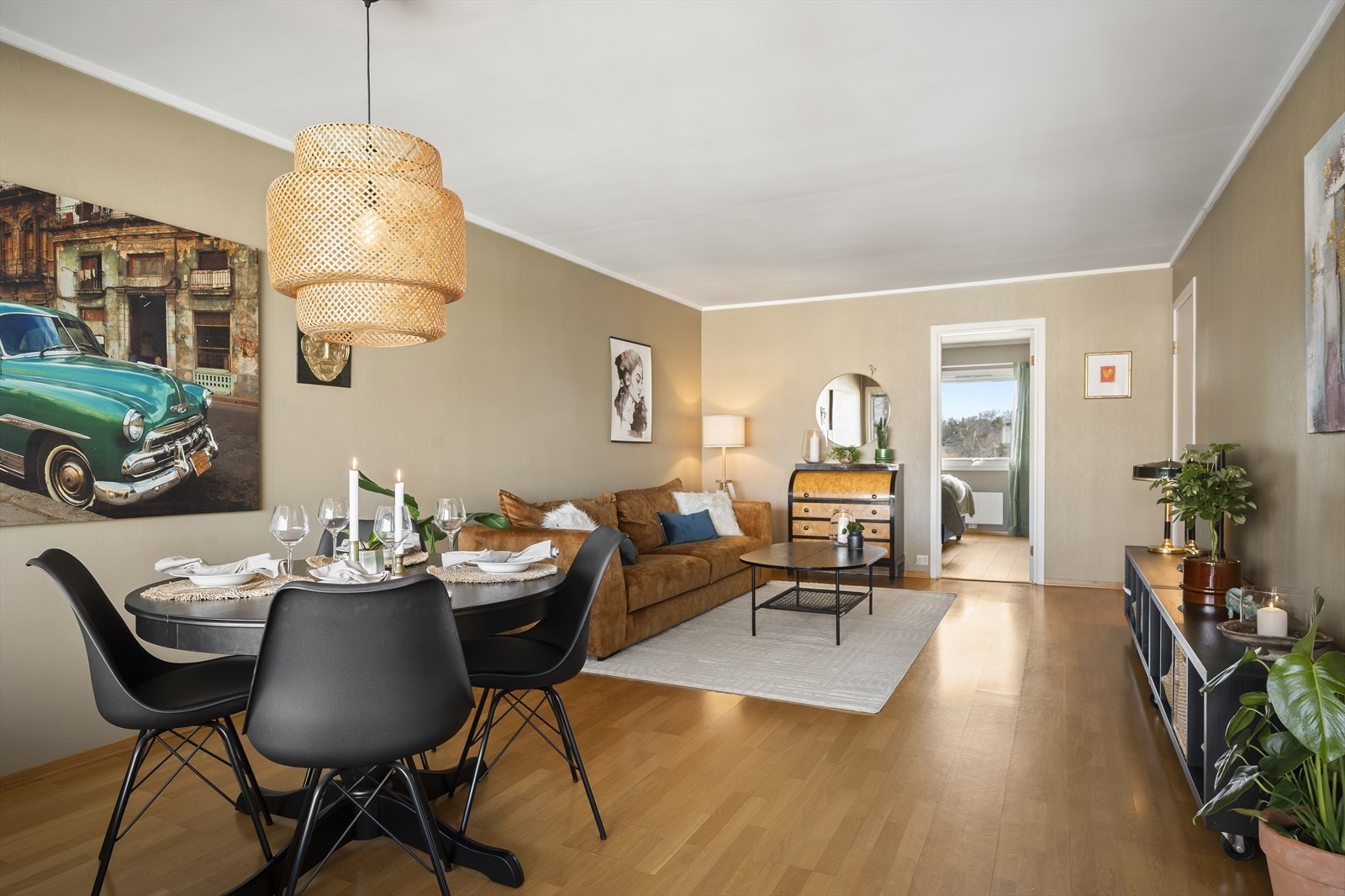 Plass for sofagruppe og spisebord Galleribilde
