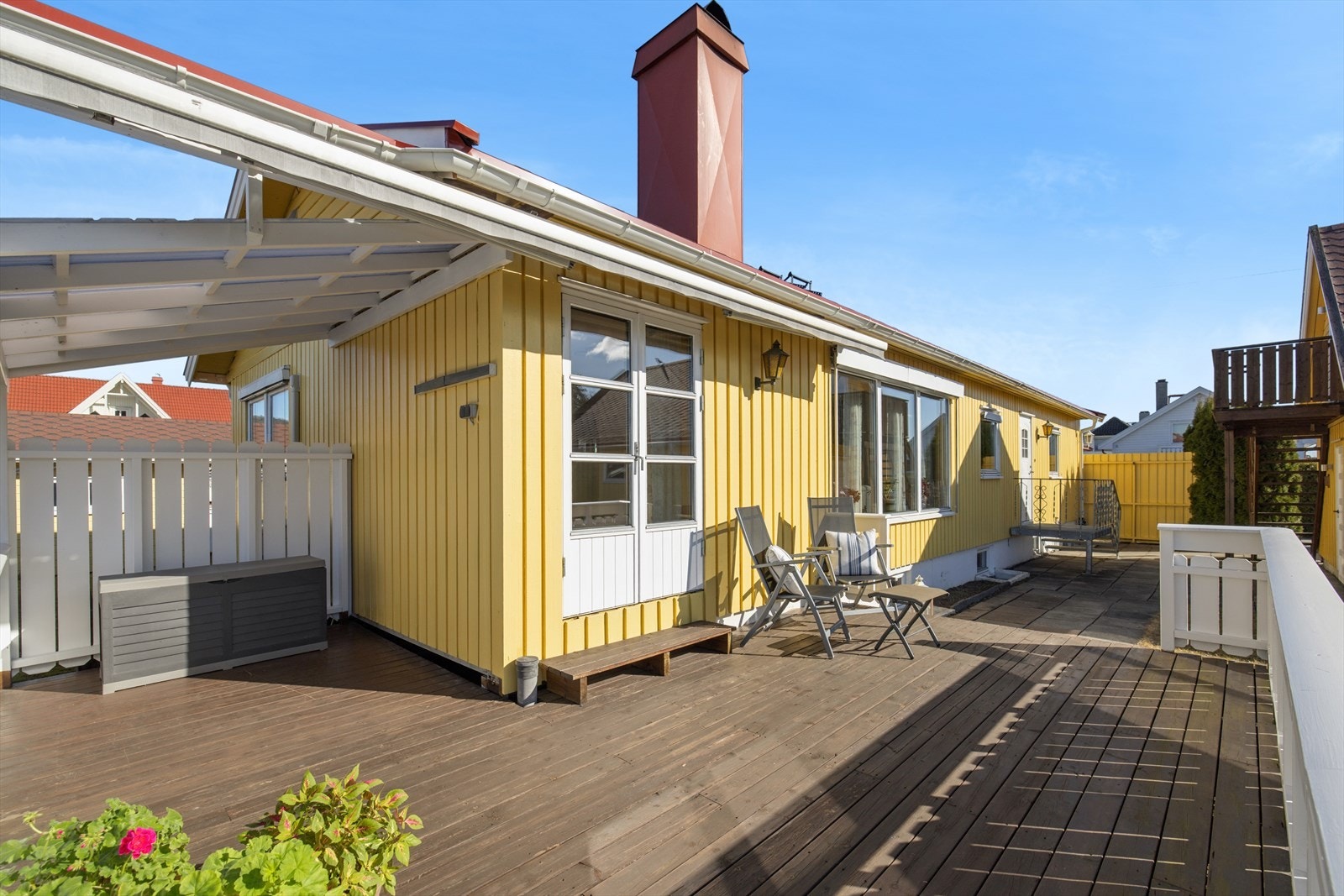 Fra stuen i første etasje er det direkte utgang til en romslig og solrik terrasse. Galleribilde