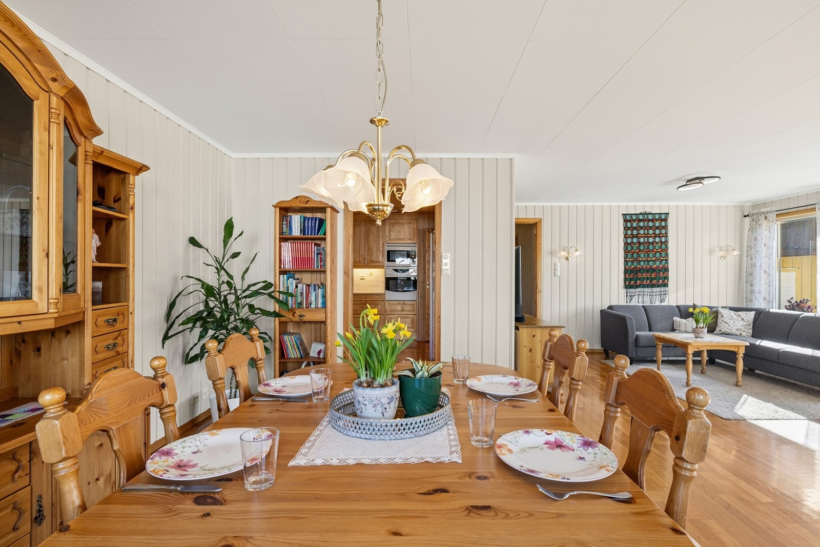 Spisestuen i nærhet av kjøkkenet og skaper en hyggelig ramme for måltider og samvær. Galleribilde
