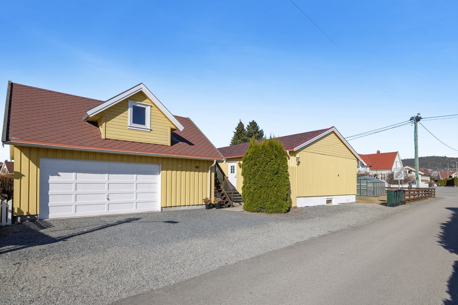 Det er parkering i romslig garasje og i gårdsplass. Galleribilde