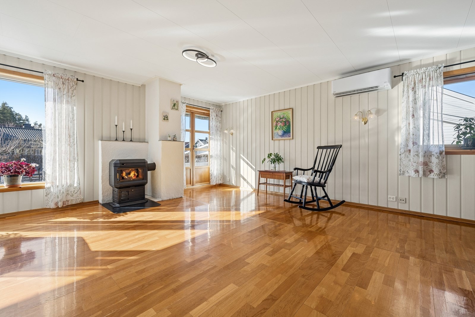 I stuen er det peis som både varmer og setter stemningen. Galleribilde