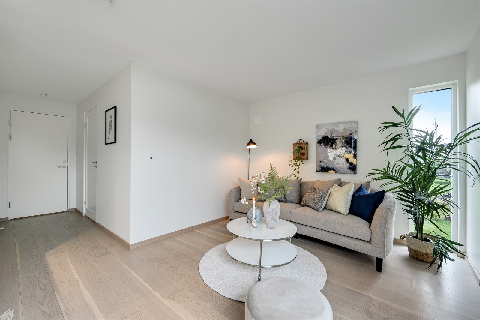 Stuen har plass til en sofagruppe og er adskilt fra resten av etasjen med en branndør. Galleribilde