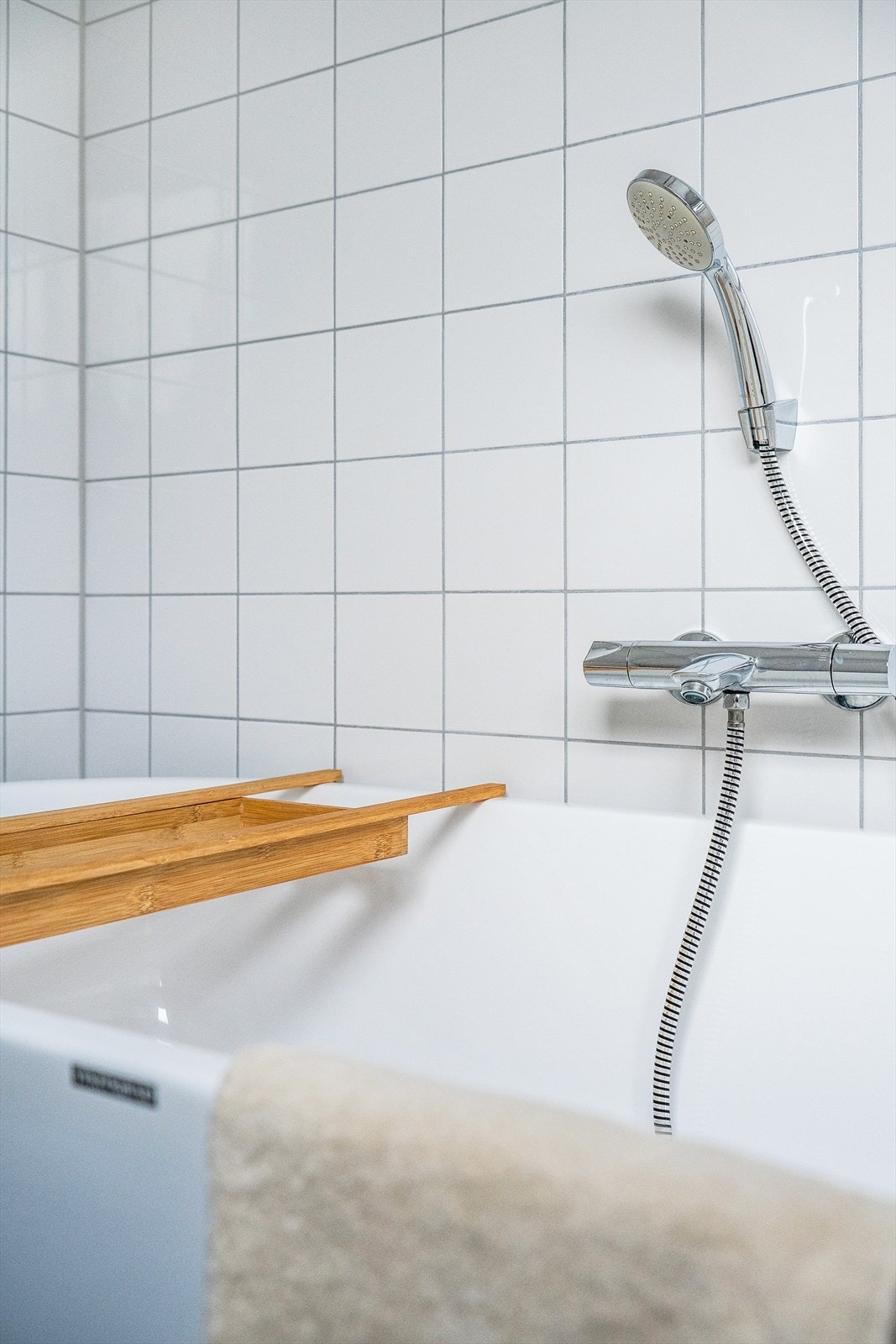 Detaljer som det moderne badekaret understreker boligens standard. Galleribilde