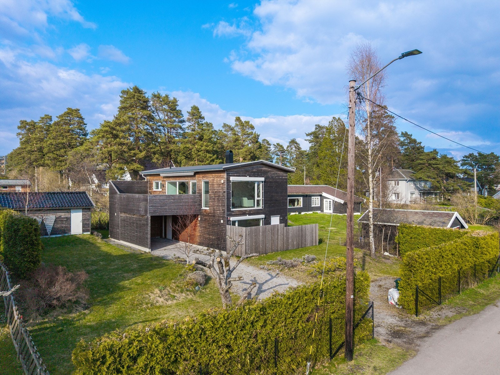 En moderne og stilren enebolig fra 2018, beliggende tilbaketrukket i et etablert villaområde. Galleribilde