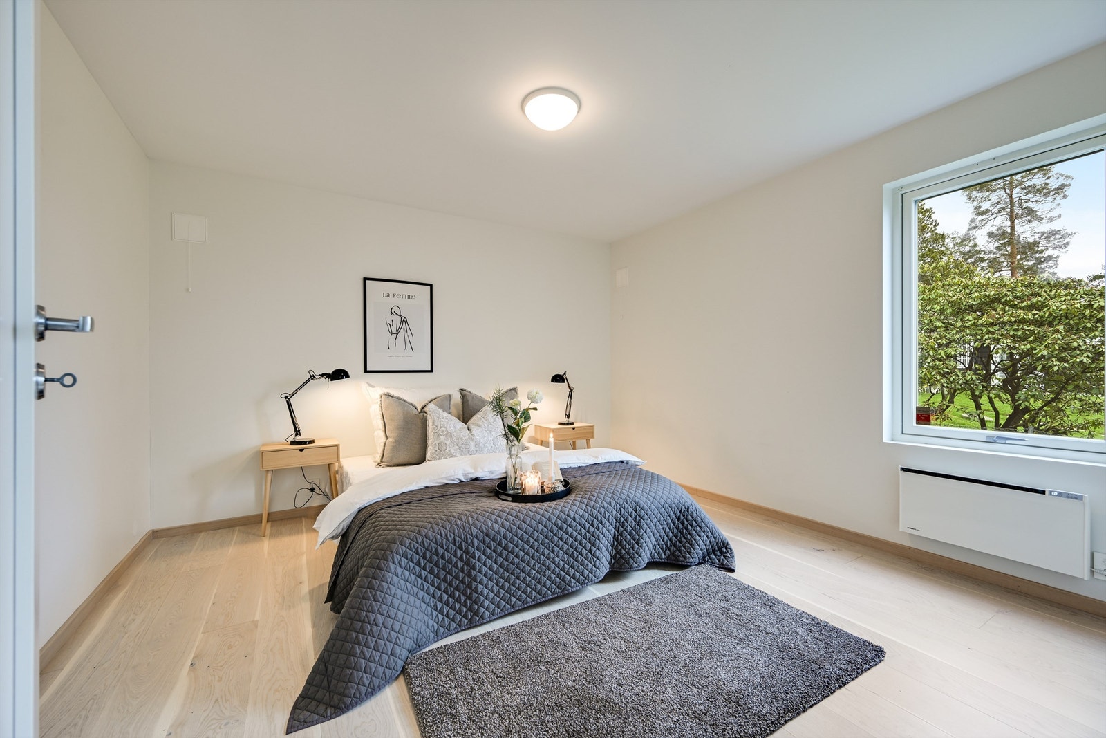 Boligen har totalt tre soverom. Dette er ett av to soverom i første etasje. Galleribilde