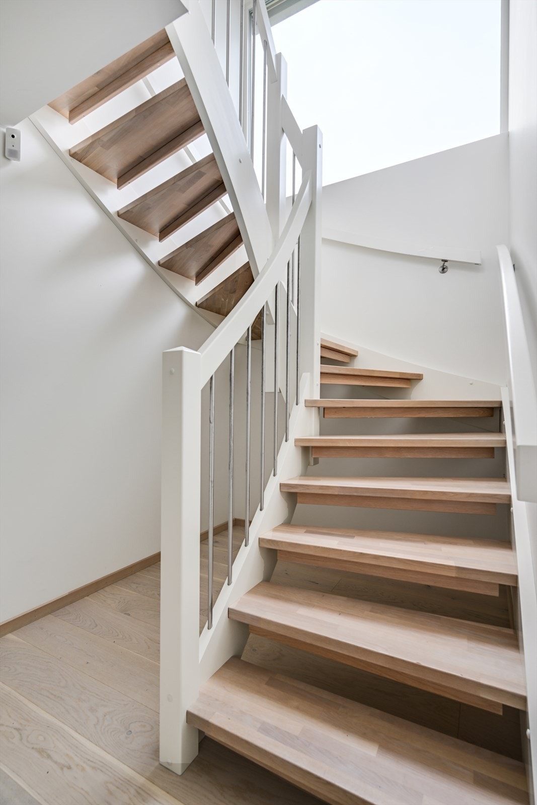 Trappen er et stilrent element i boligen. Galleribilde
