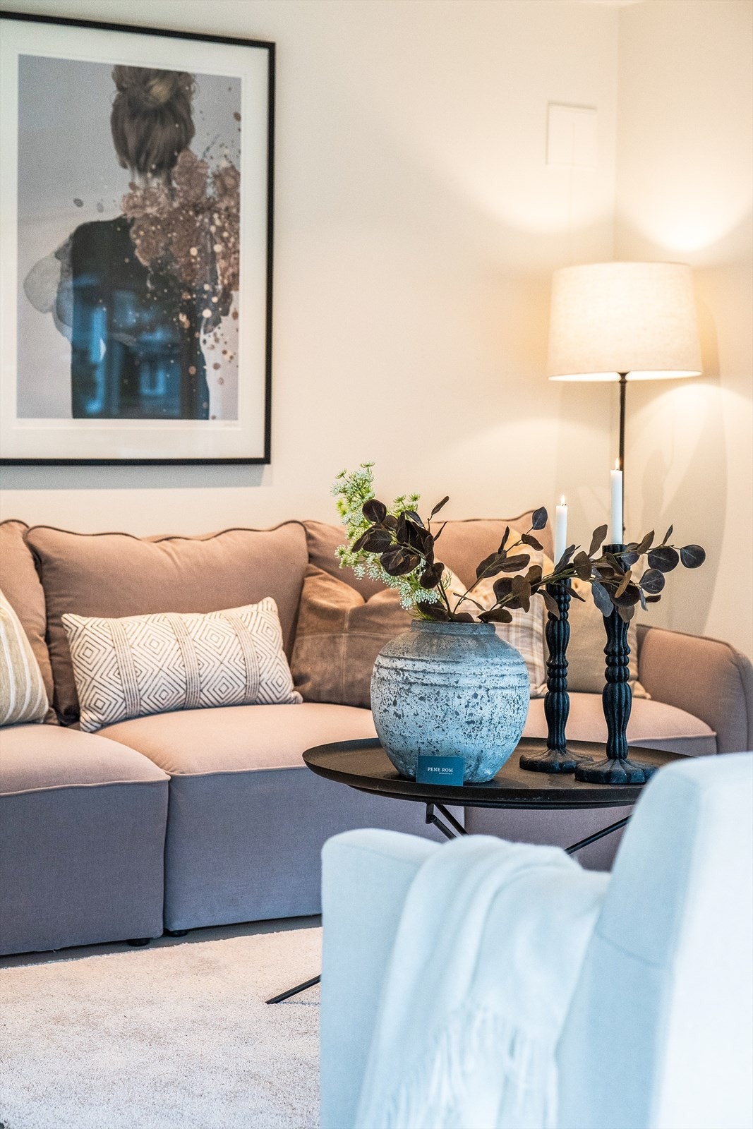 Gjennomgående lyse og nøytrale overflater gjør det enkelt å sette sitt eget preg på boligen. Galleribilde