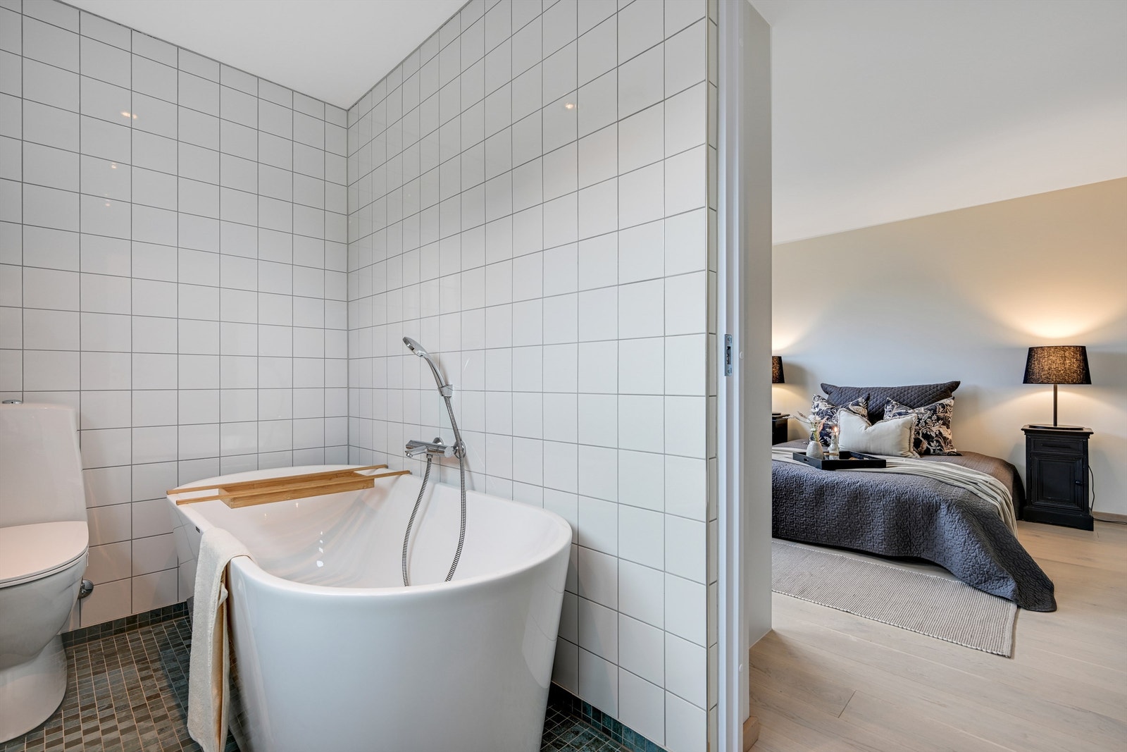 Badet ligger praktisk til i tilknytning til soverommet. Galleribilde