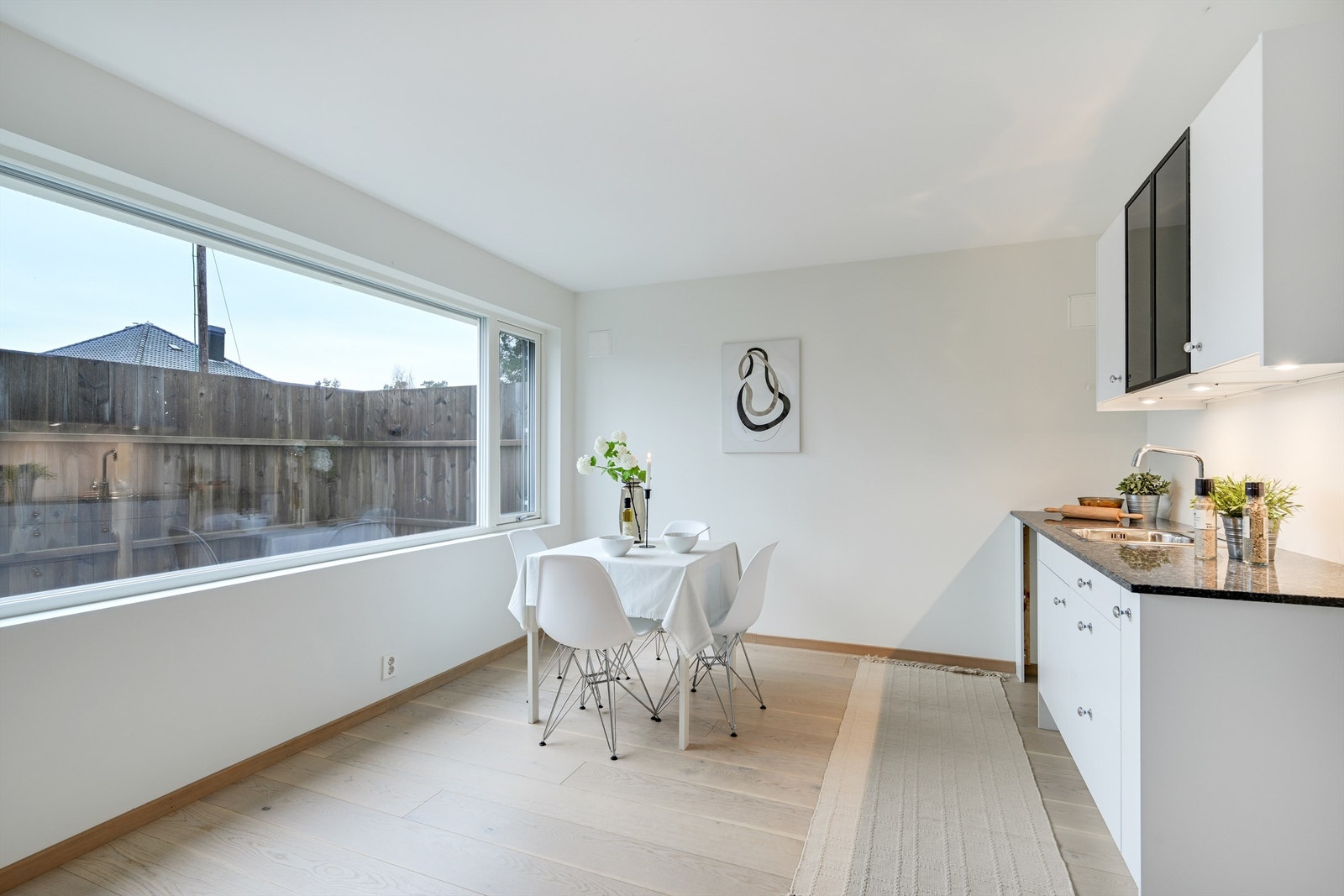 Det er god plass til en spiseplass ved kjøkkenløsningen. Galleribilde